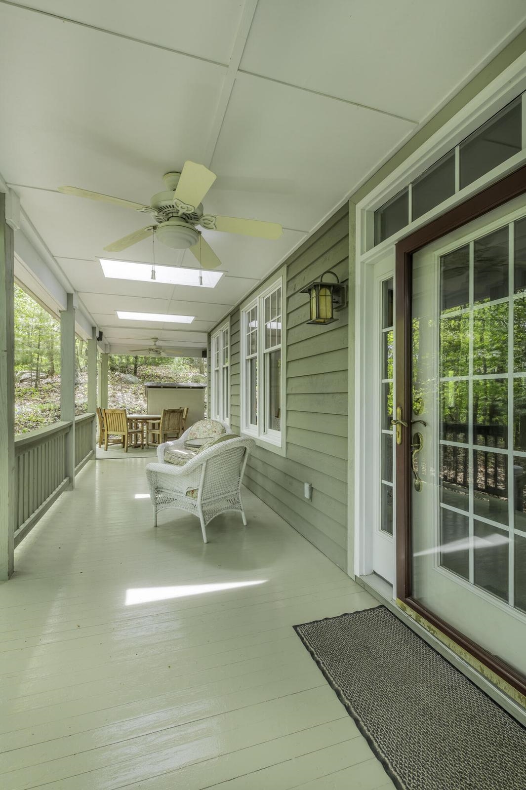 Entrance side porch. Newly painted 05/2026! Entrance side porch. Newly painted 05/2026!