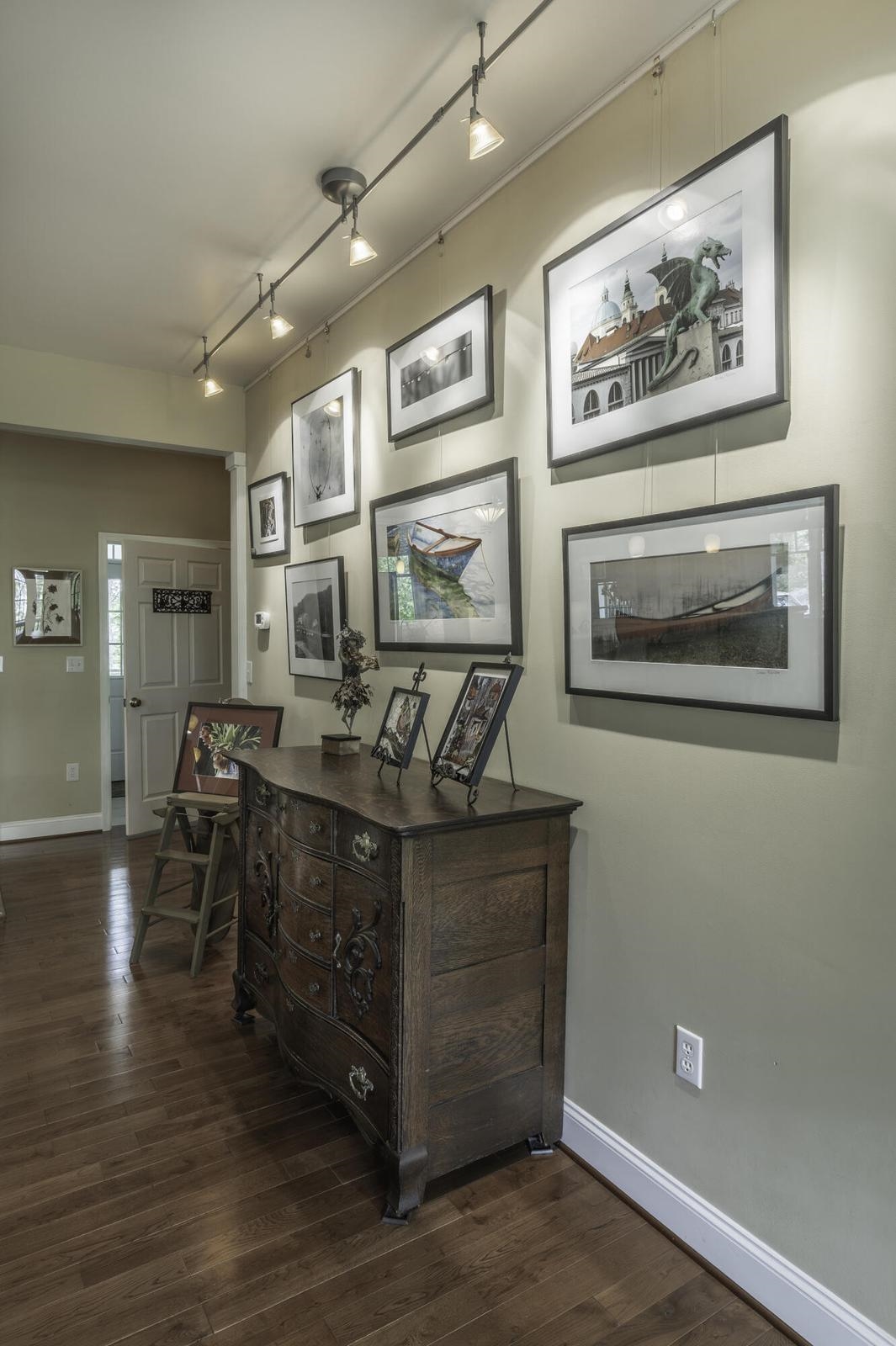 A wonderful place to display your favorite paintings or prints! A wonderful place to display your favorite paintings or prints!