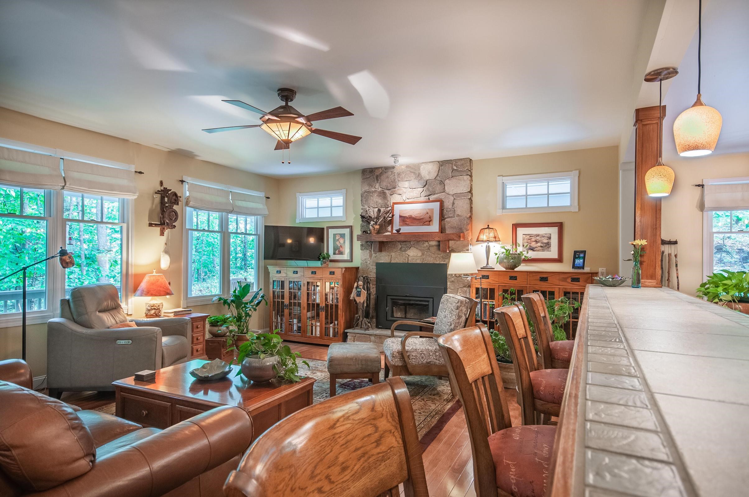 Sit at the kitchen counter and chat with your friends and family in the living room. Sit at the kitchen counter and chat with your friends and family in the living room.