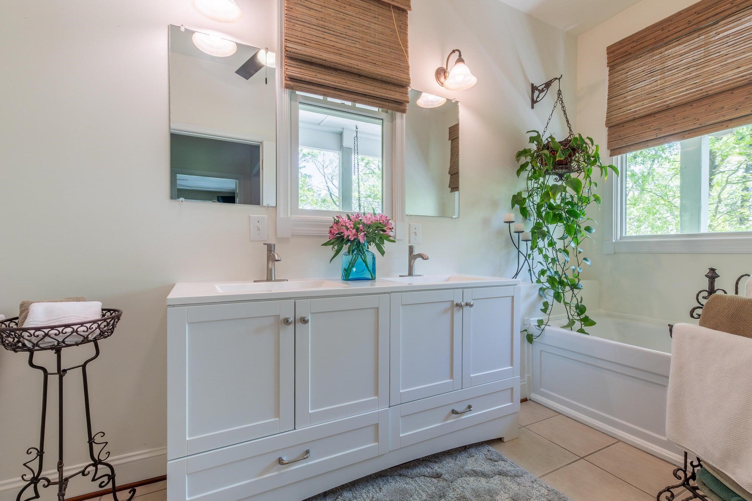Brand new double vanities in the Primary Bath. Brand new double vanities in the Primary Bath.