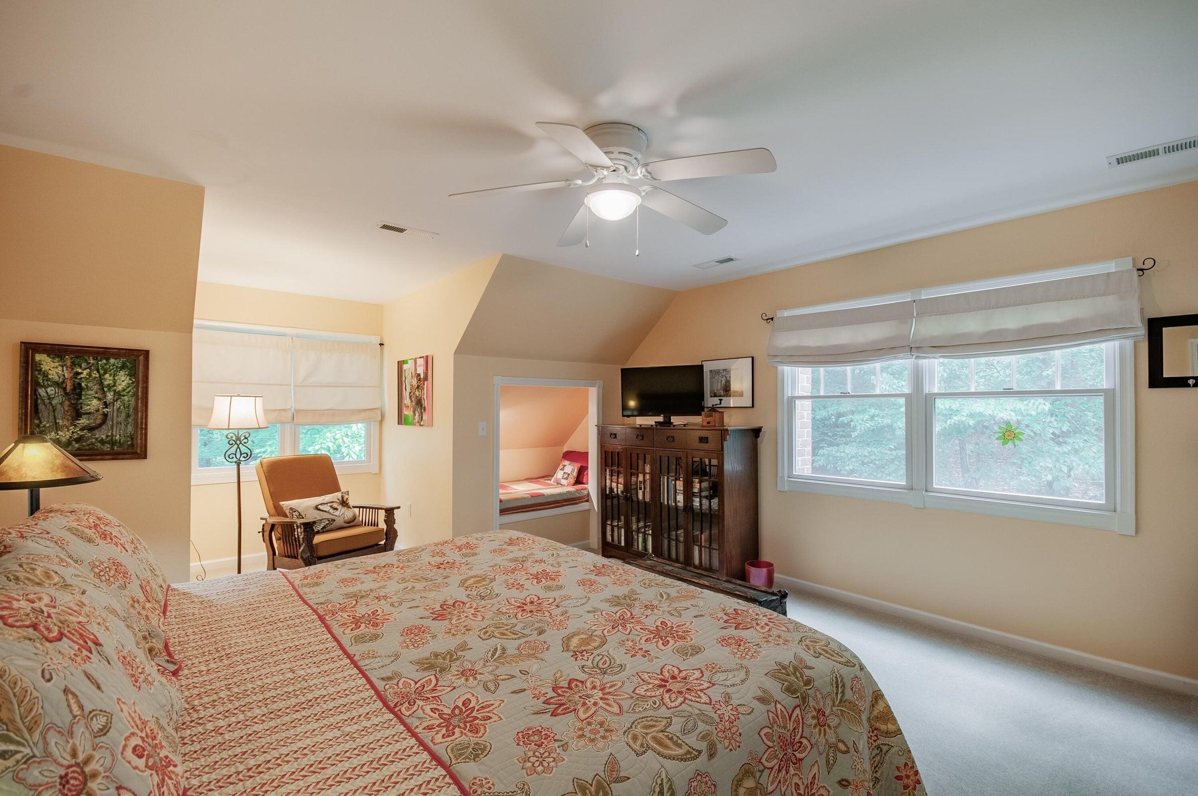 Spacious, peaceful, private. Another lovely bedroom on the 2nd floor. Spacious, peaceful, private. Another lovely bedroom on the 2nd floor.