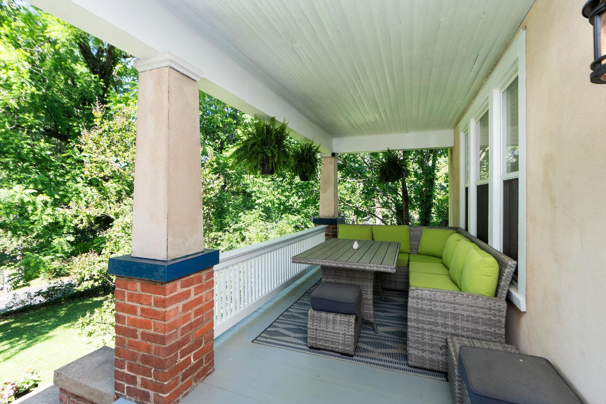 402 CHURCHVILLE AVE, STAUNTON, Virginia 24401, 4 Bedrooms Bedrooms, ,2 BathroomsBathrooms,Residential,402 CHURCHVILLE AVE,677766 MLS # 677766