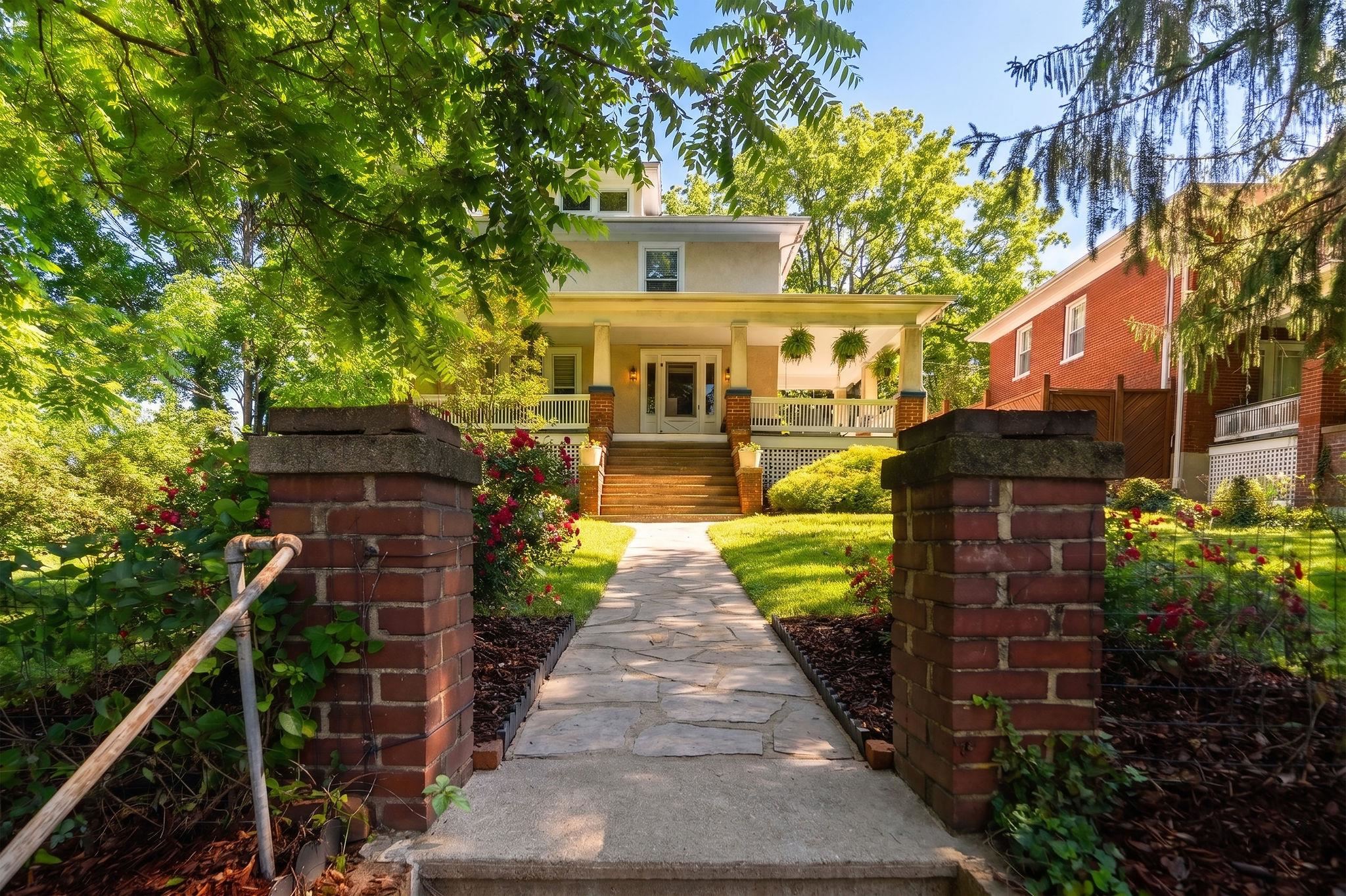 402 CHURCHVILLE AVE, STAUNTON, Virginia 24401, 4 Bedrooms Bedrooms, ,2 BathroomsBathrooms,Residential,402 CHURCHVILLE AVE,677766 MLS # 677766