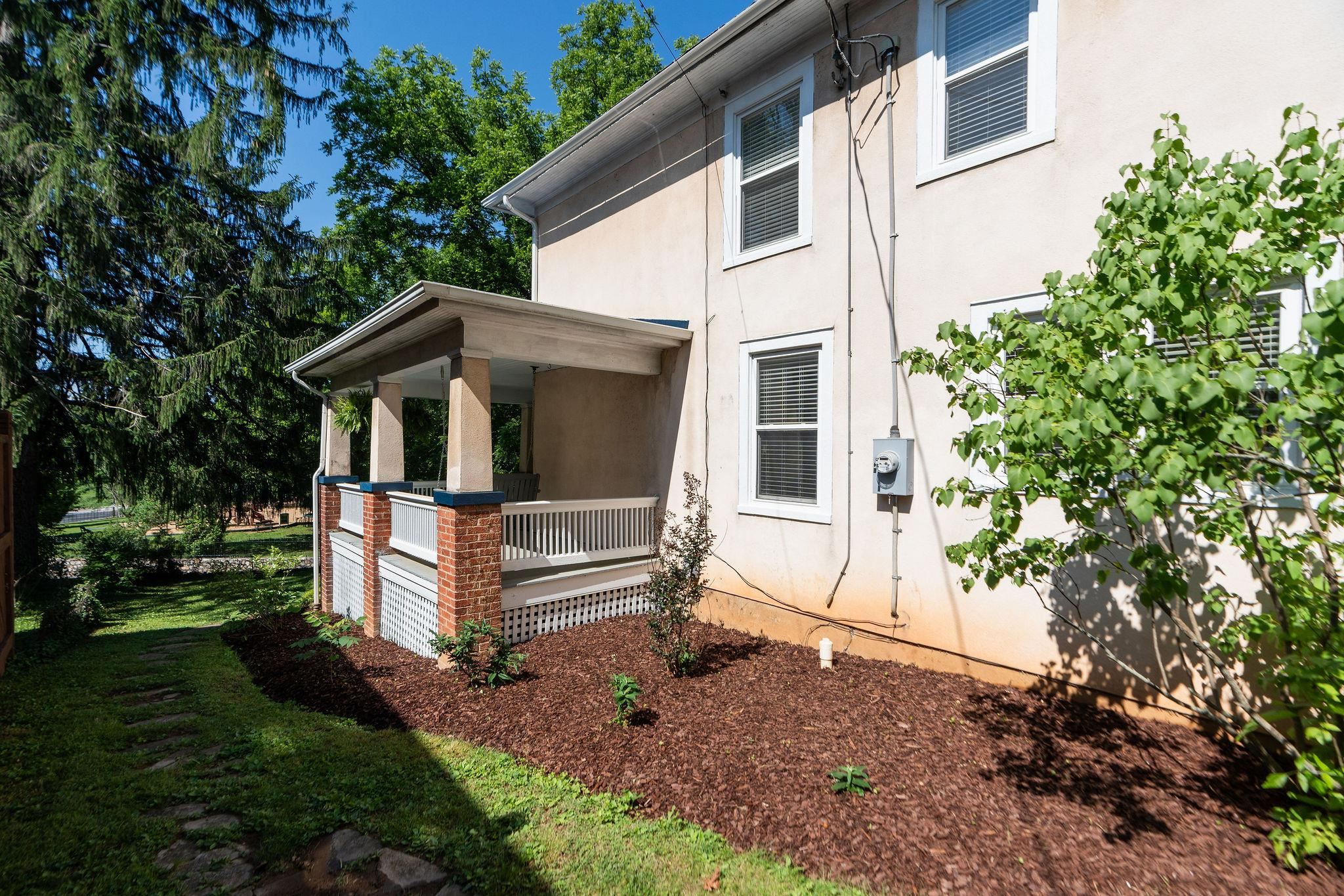 402 CHURCHVILLE AVE, STAUNTON, Virginia 24401, 4 Bedrooms Bedrooms, ,2 BathroomsBathrooms,Residential,402 CHURCHVILLE AVE,677766 MLS # 677766