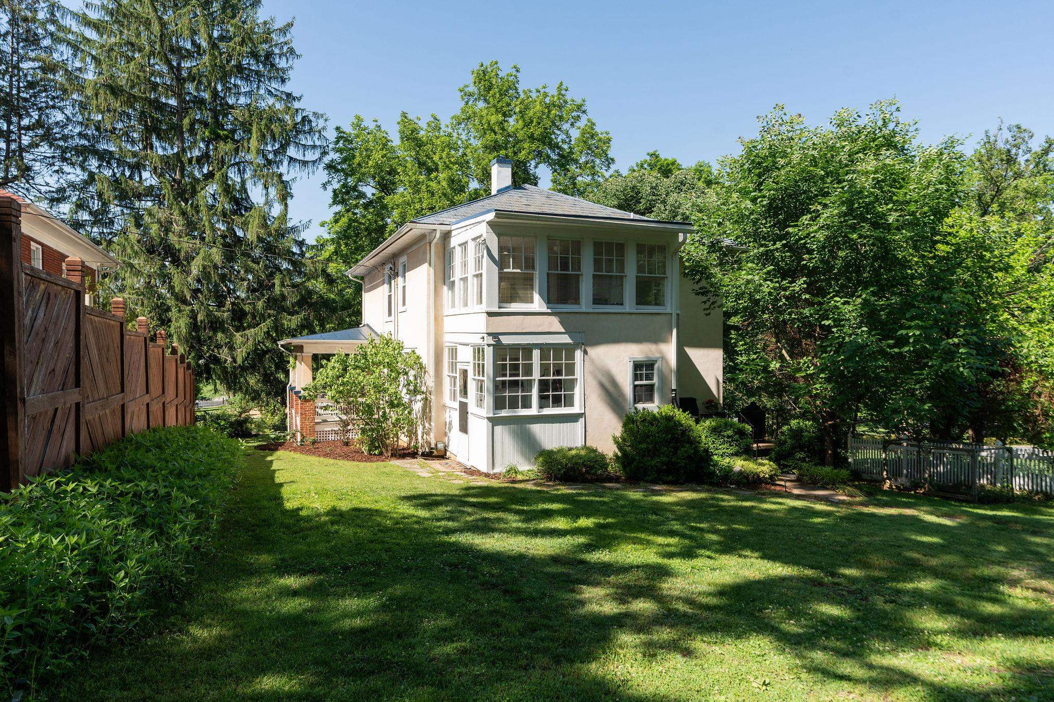 402 CHURCHVILLE AVE, STAUNTON, Virginia 24401, 4 Bedrooms Bedrooms, ,2 BathroomsBathrooms,Residential,402 CHURCHVILLE AVE,677766 MLS # 677766