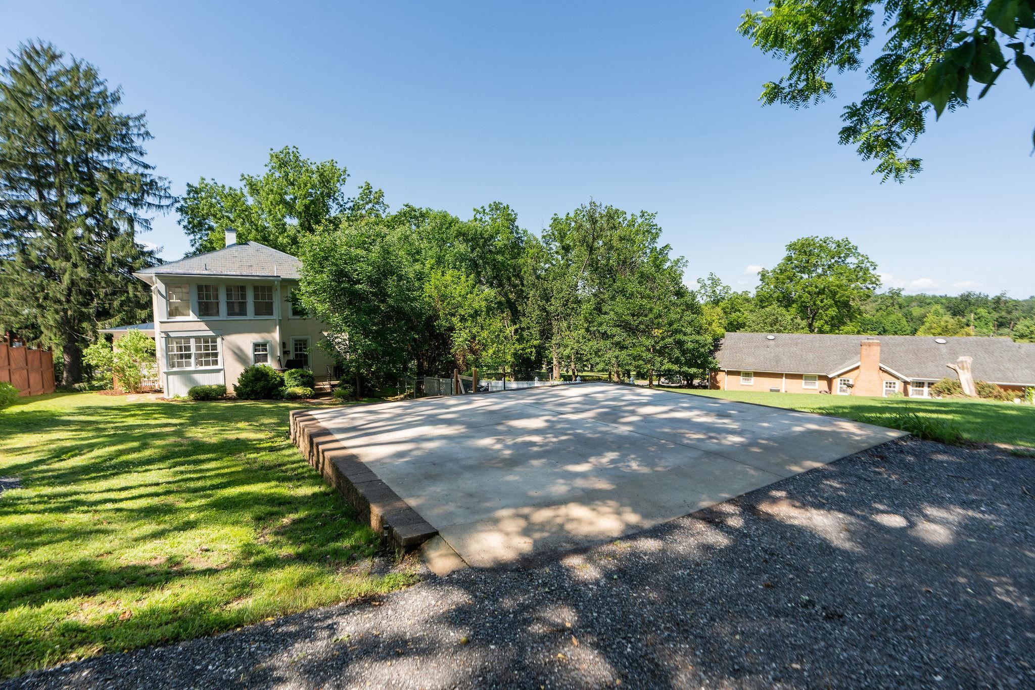 402 CHURCHVILLE AVE, STAUNTON, Virginia 24401, 4 Bedrooms Bedrooms, ,2 BathroomsBathrooms,Residential,402 CHURCHVILLE AVE,677766 MLS # 677766