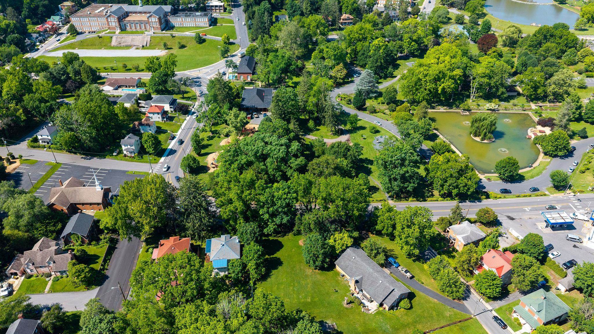 402 CHURCHVILLE AVE, STAUNTON, Virginia 24401, 4 Bedrooms Bedrooms, ,2 BathroomsBathrooms,Residential,402 CHURCHVILLE AVE,677766 MLS # 677766