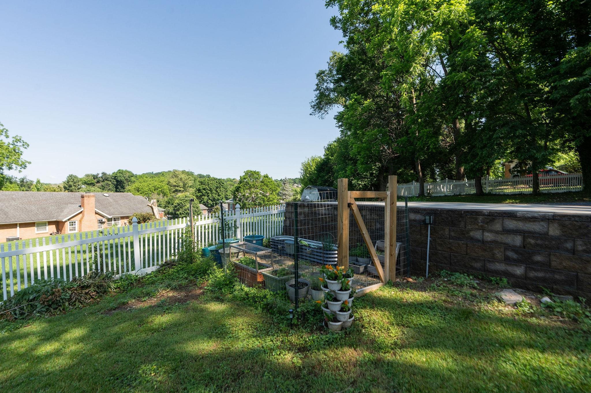 402 CHURCHVILLE AVE, STAUNTON, Virginia 24401, 4 Bedrooms Bedrooms, ,2 BathroomsBathrooms,Residential,402 CHURCHVILLE AVE,677766 MLS # 677766