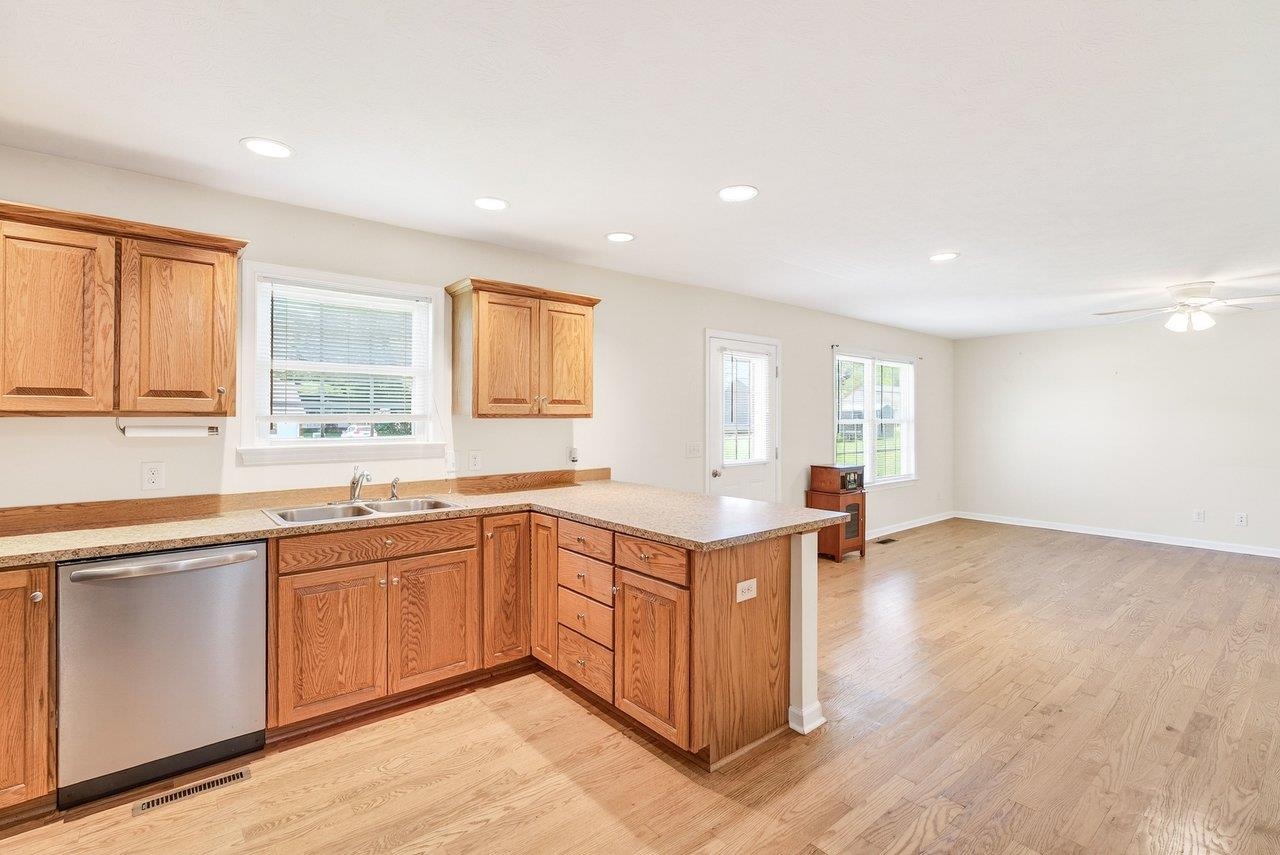 106 7TH ST, GROTTOES, Virginia 24441, 3 Bedrooms Bedrooms, ,2 BathroomsBathrooms,Residential,106 7TH ST,677802 MLS # 677802