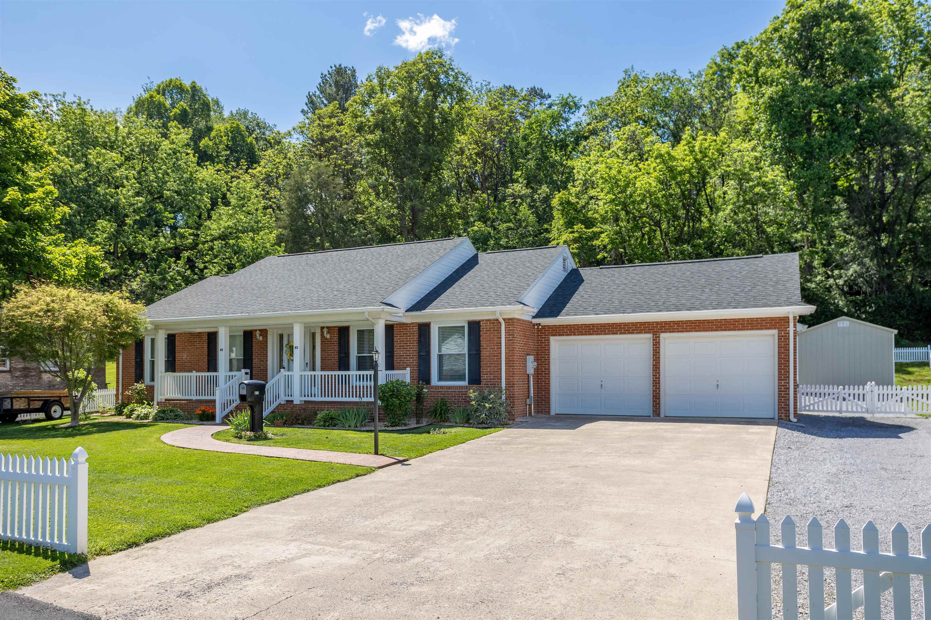 411 BARBEE ST, BRIDGEWATER, Virginia 22812, 3 Bedrooms Bedrooms, ,2 BathroomsBathrooms,Residential,411 BARBEE ST,677805 MLS # 677805