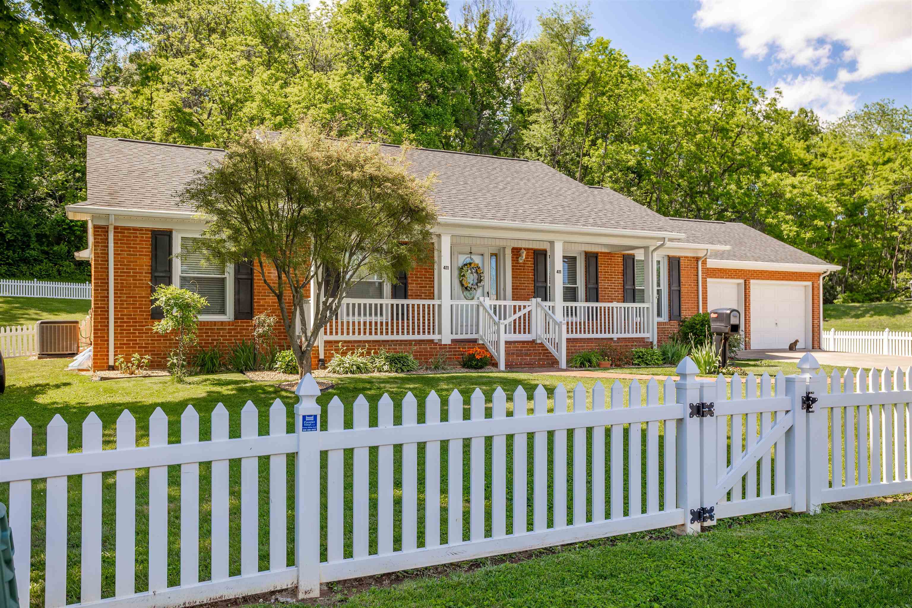 411 BARBEE ST, BRIDGEWATER, Virginia 22812, 3 Bedrooms Bedrooms, ,2 BathroomsBathrooms,Residential,411 BARBEE ST,677805 MLS # 677805
