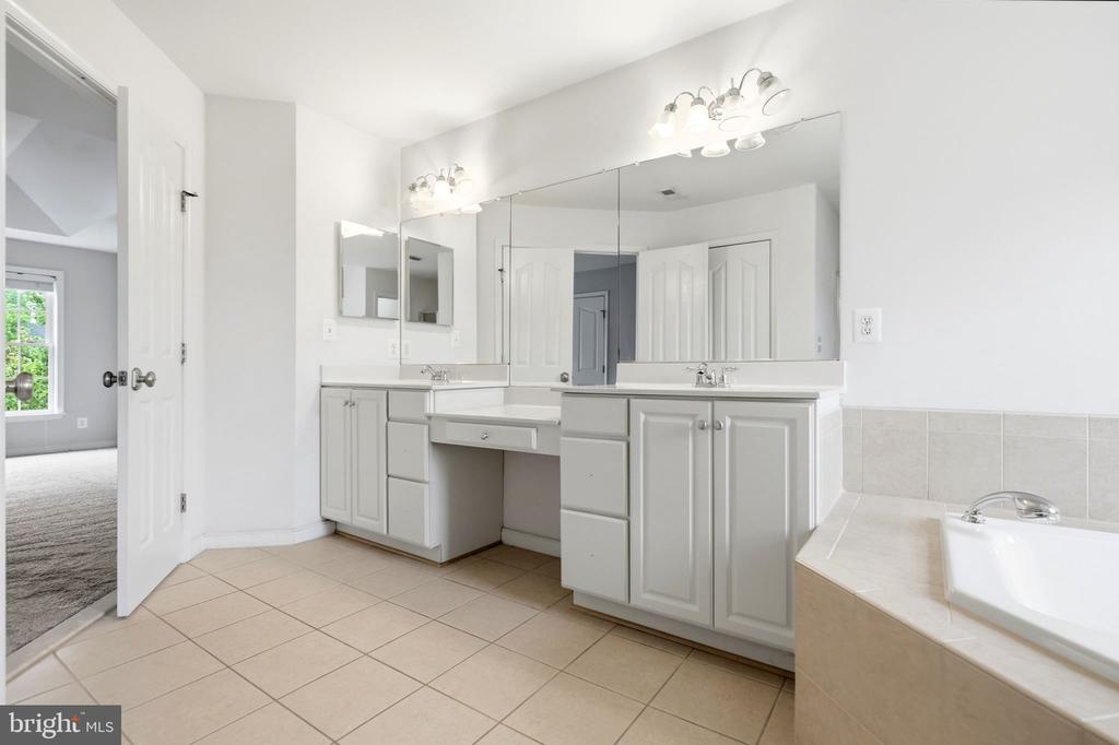 11910 BIG BEN BLVD, FREDERICKSBURG, Virginia 22407, 4 Bedrooms Bedrooms, ,3 BathroomsBathrooms,Residential,11910 BIG BEN BLVD,VASP2042118 MLS # VASP2042118