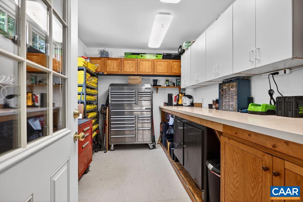 Beautiful work shop in the garage
