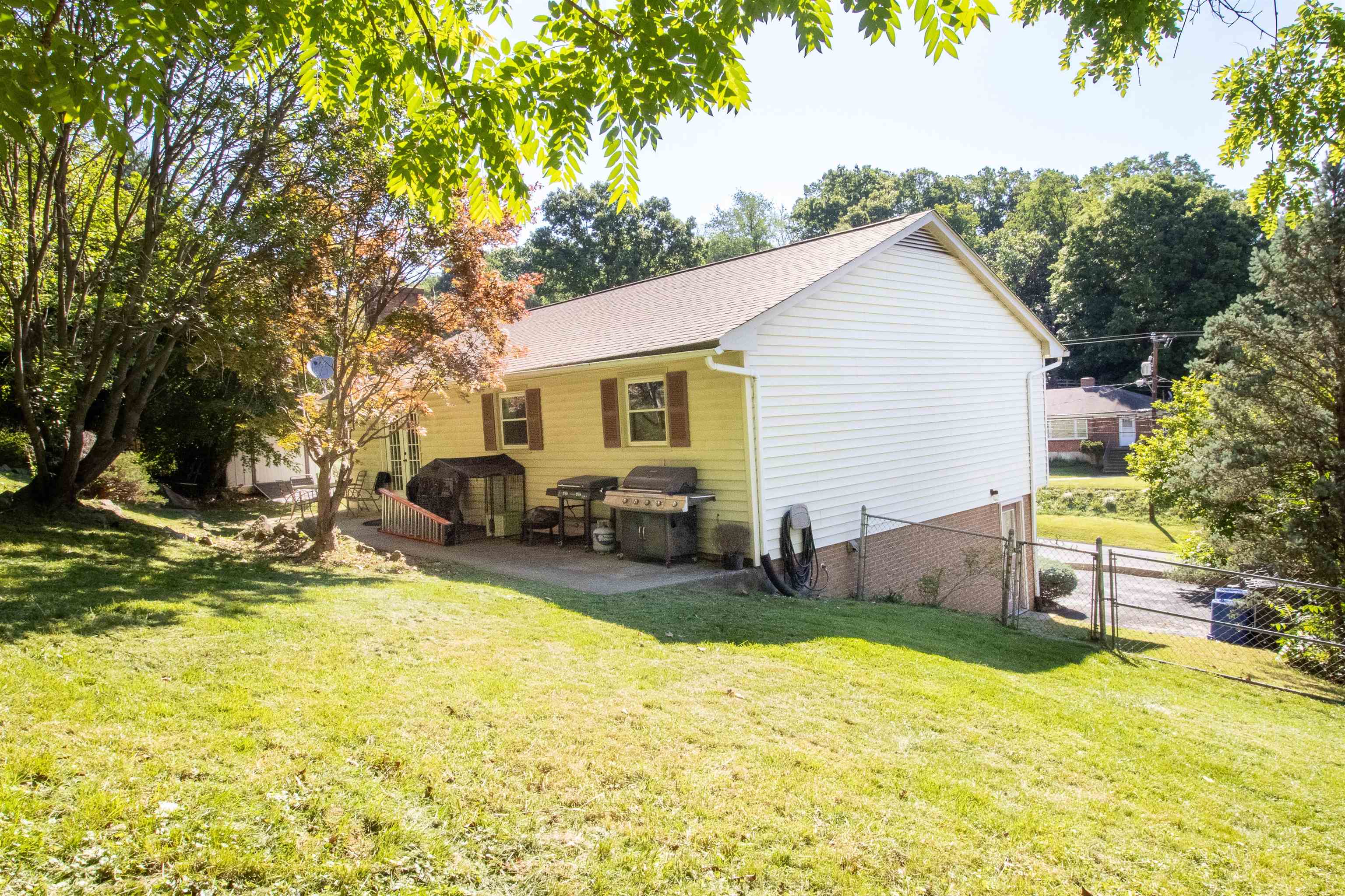 812 N COALTER ST, STAUNTON, Virginia 24401, 3 Bedrooms Bedrooms, ,2 BathroomsBathrooms,Residential,812 N COALTER ST,677820 MLS # 677820
