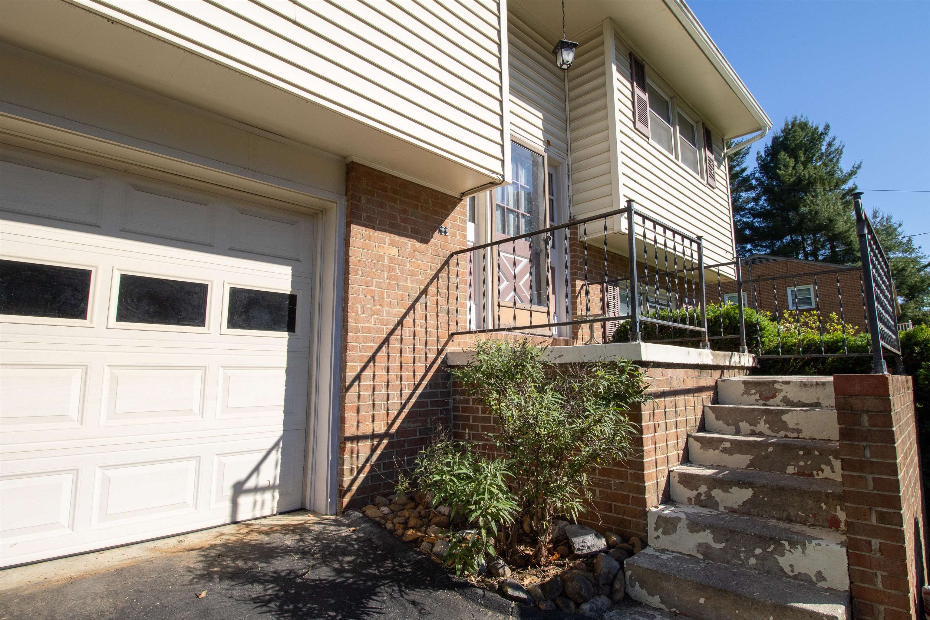812 N COALTER ST, STAUNTON, Virginia 24401, 3 Bedrooms Bedrooms, ,2 BathroomsBathrooms,Residential,812 N COALTER ST,677820 MLS # 677820
