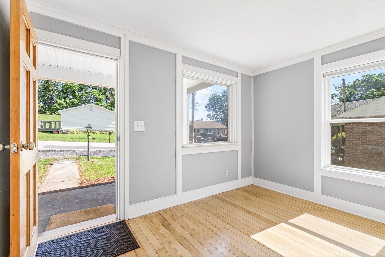 541 HULL ST, STAUNTON, Virginia 24401, 3 Bedrooms Bedrooms, ,2 BathroomsBathrooms,Residential,541 HULL ST,677835 MLS # 677835 541 HULL ST, STAUNTON, Virginia 24401, 3 Bedrooms Bedrooms, ,2 BathroomsBathrooms,Residential,541 HULL ST,677835 MLS # 677835