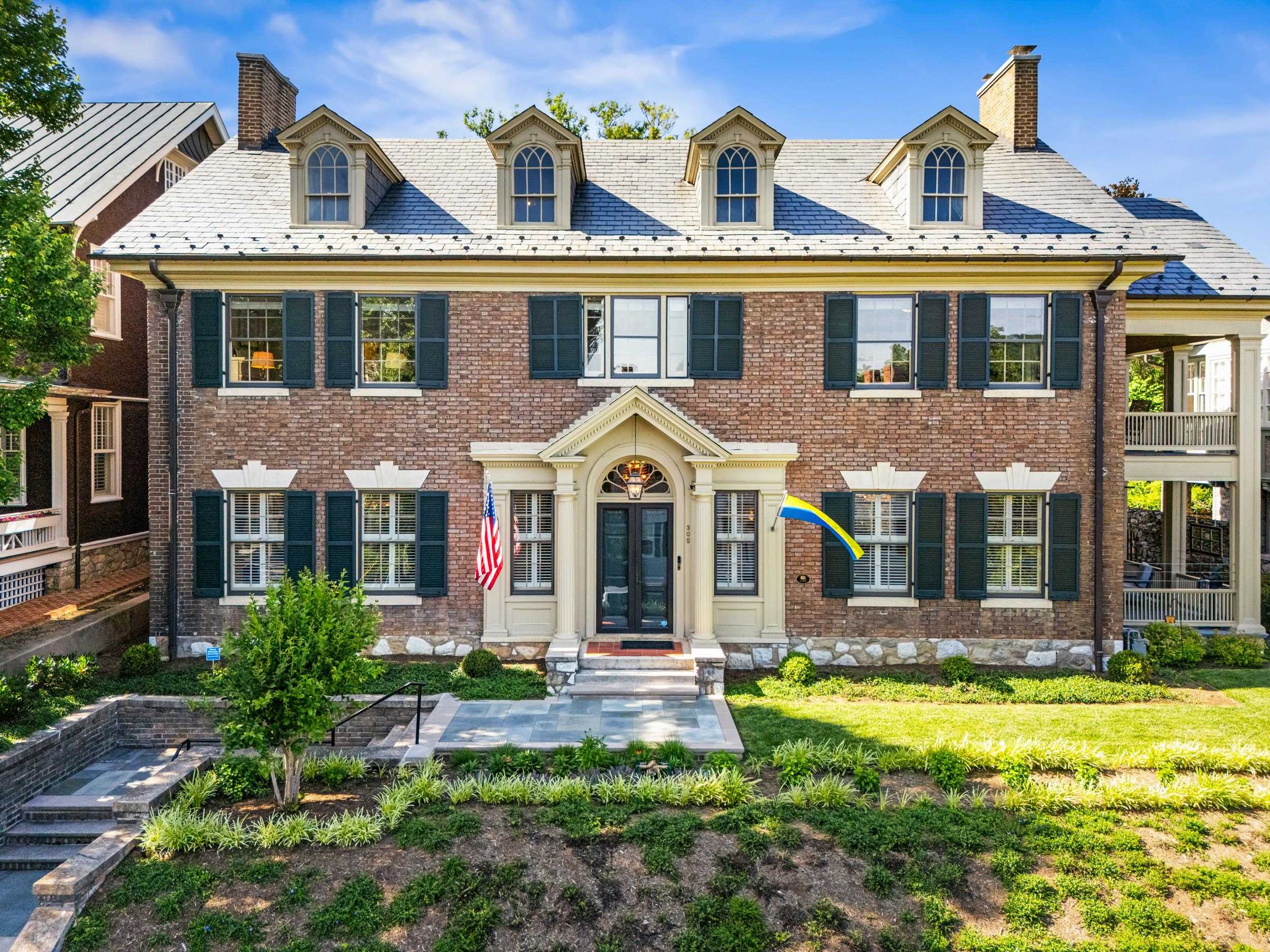 305 E BEVERLEY ST, STAUNTON, Virginia 24401, 4 Bedrooms Bedrooms, ,2 BathroomsBathrooms,Residential,305 E BEVERLEY ST,677841 MLS # 677841