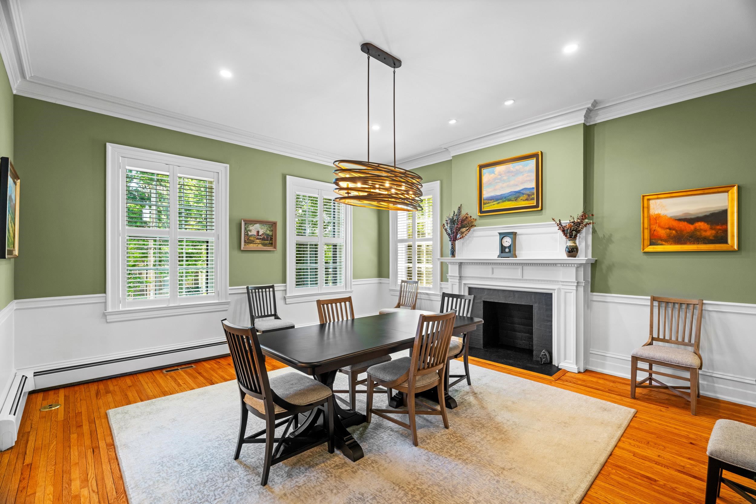305 E BEVERLEY ST, STAUNTON, Virginia 24401, 4 Bedrooms Bedrooms, ,2 BathroomsBathrooms,Residential,305 E BEVERLEY ST,677841 MLS # 677841
