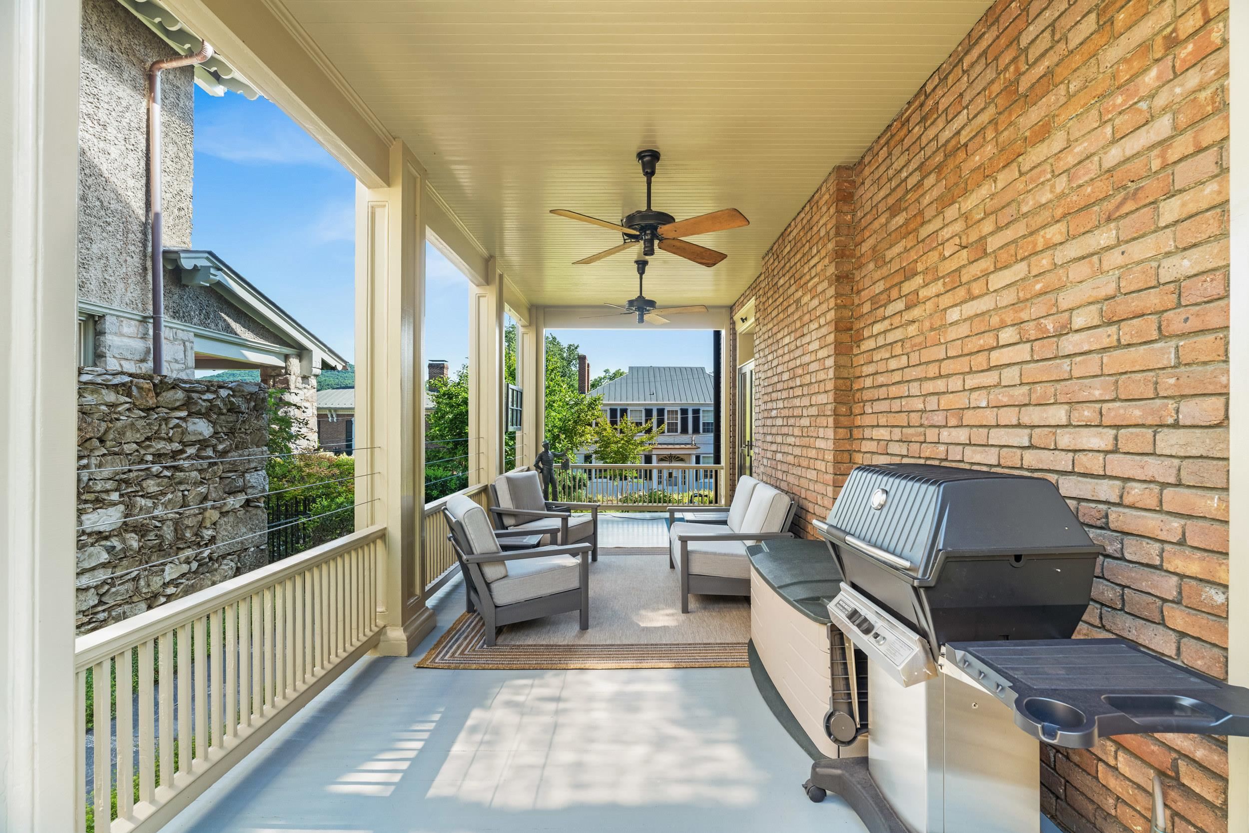 305 E BEVERLEY ST, STAUNTON, Virginia 24401, 4 Bedrooms Bedrooms, ,2 BathroomsBathrooms,Residential,305 E BEVERLEY ST,677841 MLS # 677841