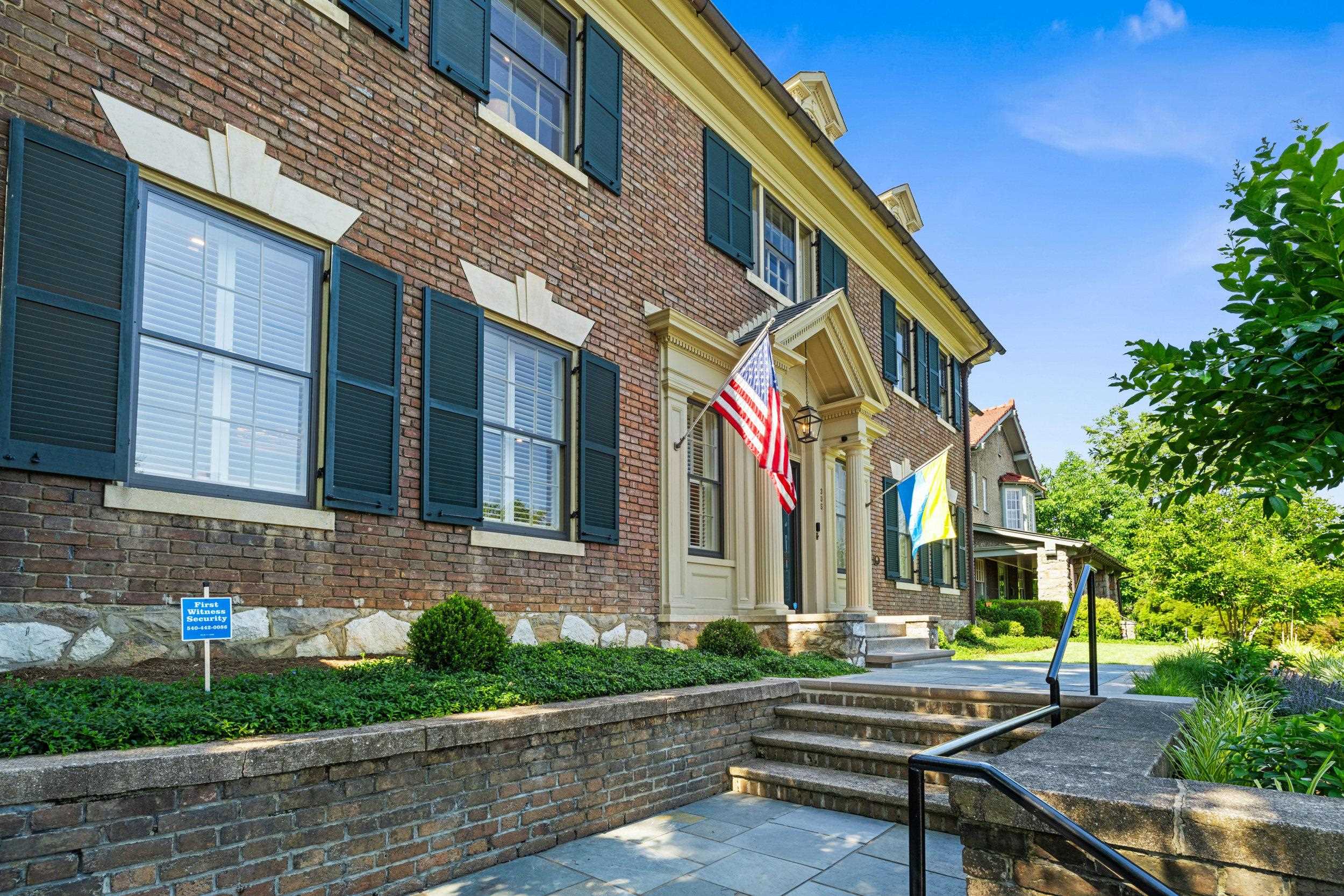 305 E BEVERLEY ST, STAUNTON, Virginia 24401, 4 Bedrooms Bedrooms, ,2 BathroomsBathrooms,Residential,305 E BEVERLEY ST,677841 MLS # 677841