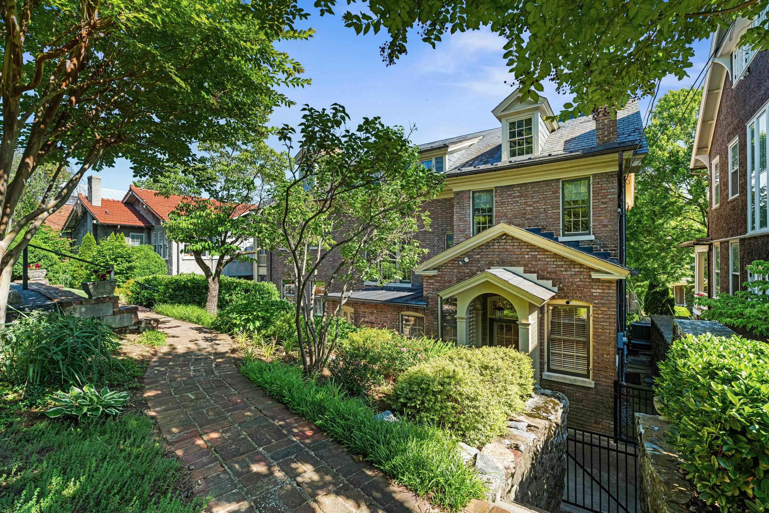 305 E BEVERLEY ST, STAUNTON, Virginia 24401, 4 Bedrooms Bedrooms, ,2 BathroomsBathrooms,Residential,305 E BEVERLEY ST,677841 MLS # 677841