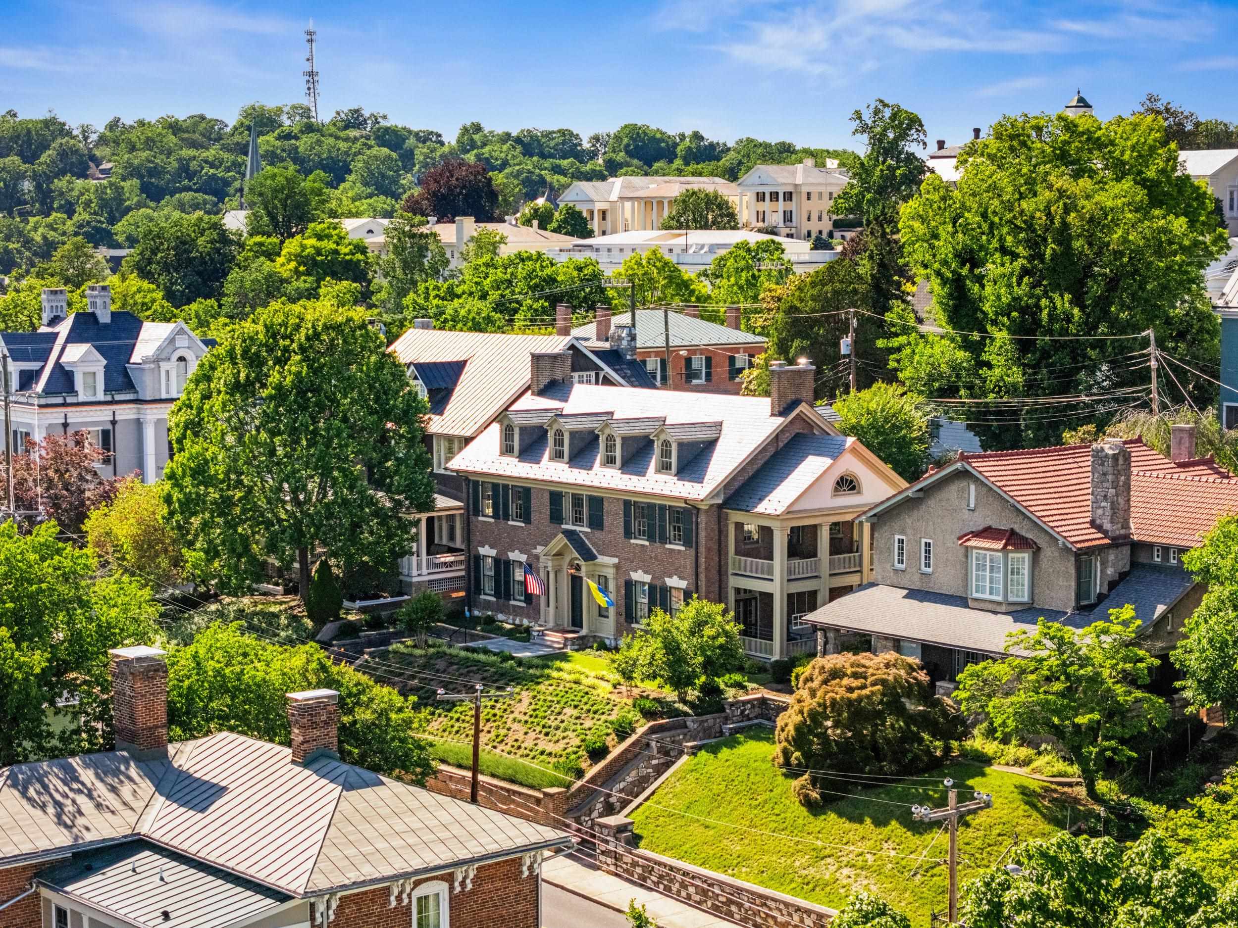 305 E BEVERLEY ST, STAUNTON, Virginia 24401, 4 Bedrooms Bedrooms, ,2 BathroomsBathrooms,Residential,305 E BEVERLEY ST,677841 MLS # 677841