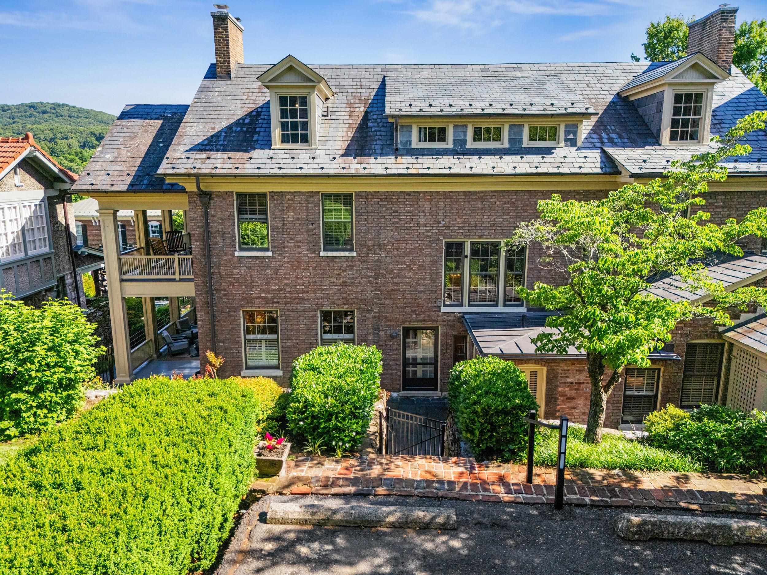 305 E BEVERLEY ST, STAUNTON, Virginia 24401, 4 Bedrooms Bedrooms, ,2 BathroomsBathrooms,Residential,305 E BEVERLEY ST,677841 MLS # 677841