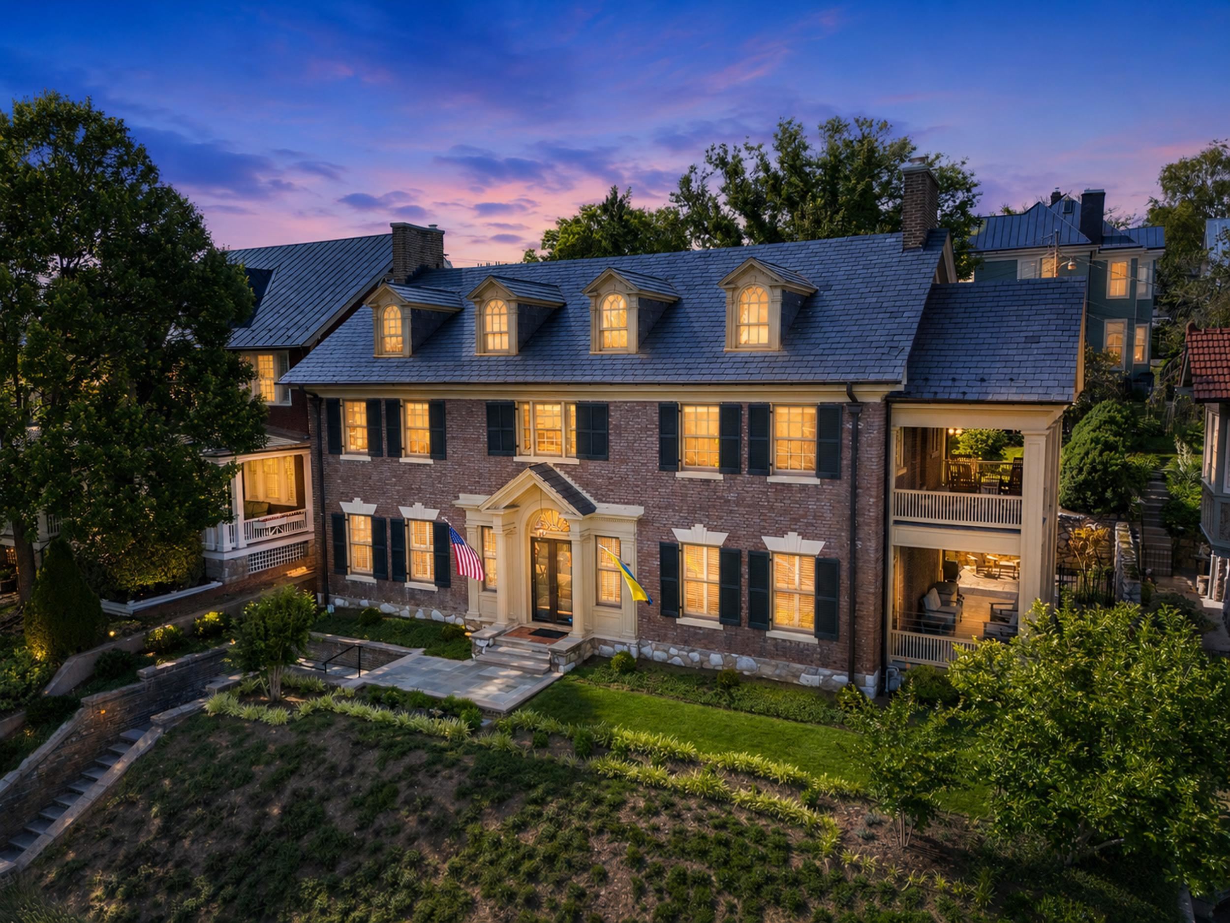 305 E BEVERLEY ST, STAUNTON, Virginia 24401, 4 Bedrooms Bedrooms, ,2 BathroomsBathrooms,Residential,305 E BEVERLEY ST,677841 MLS # 677841