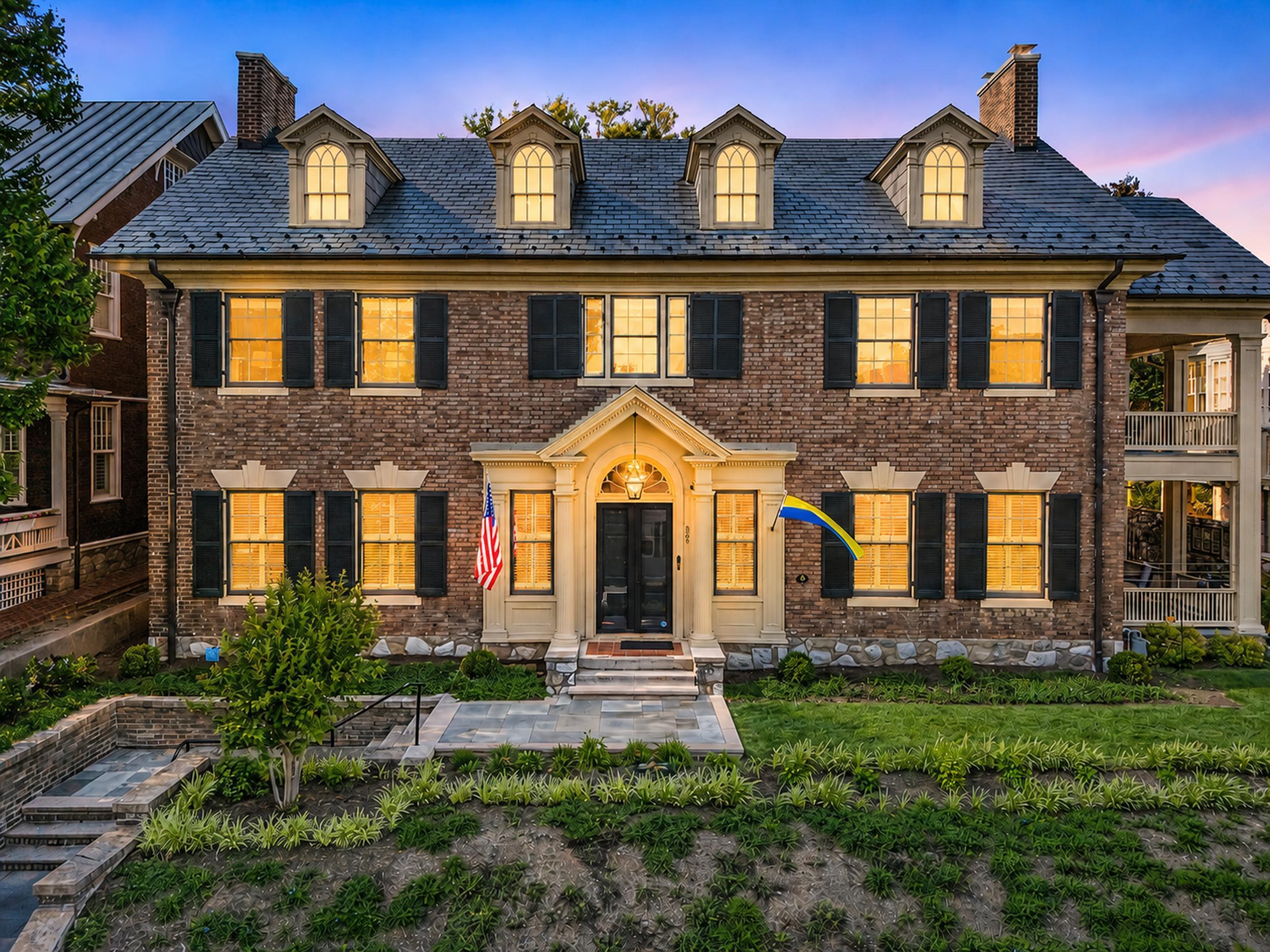 305 E BEVERLEY ST, STAUNTON, Virginia 24401, 4 Bedrooms Bedrooms, ,2 BathroomsBathrooms,Residential,305 E BEVERLEY ST,677841 MLS # 677841