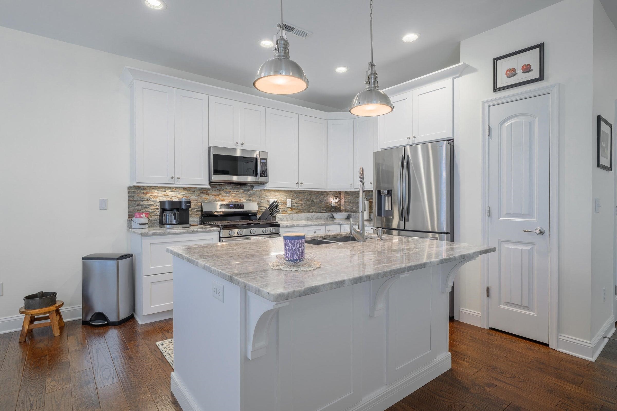 Spacious kitchen, perfect for entertaining!