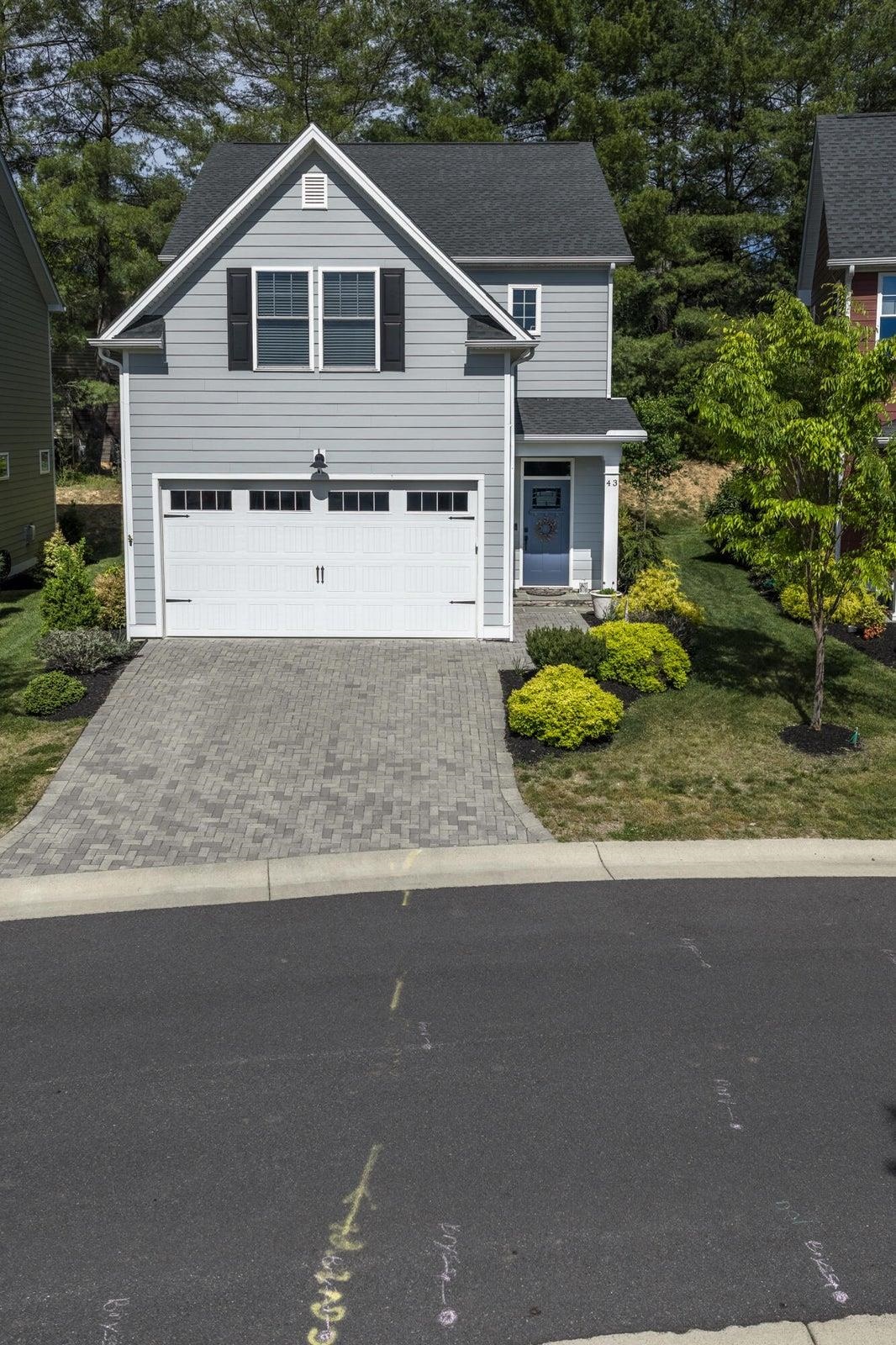 Located in the Weatherburn community, just minutes from downtown Lexington, Washington & Lee University, and VMI.