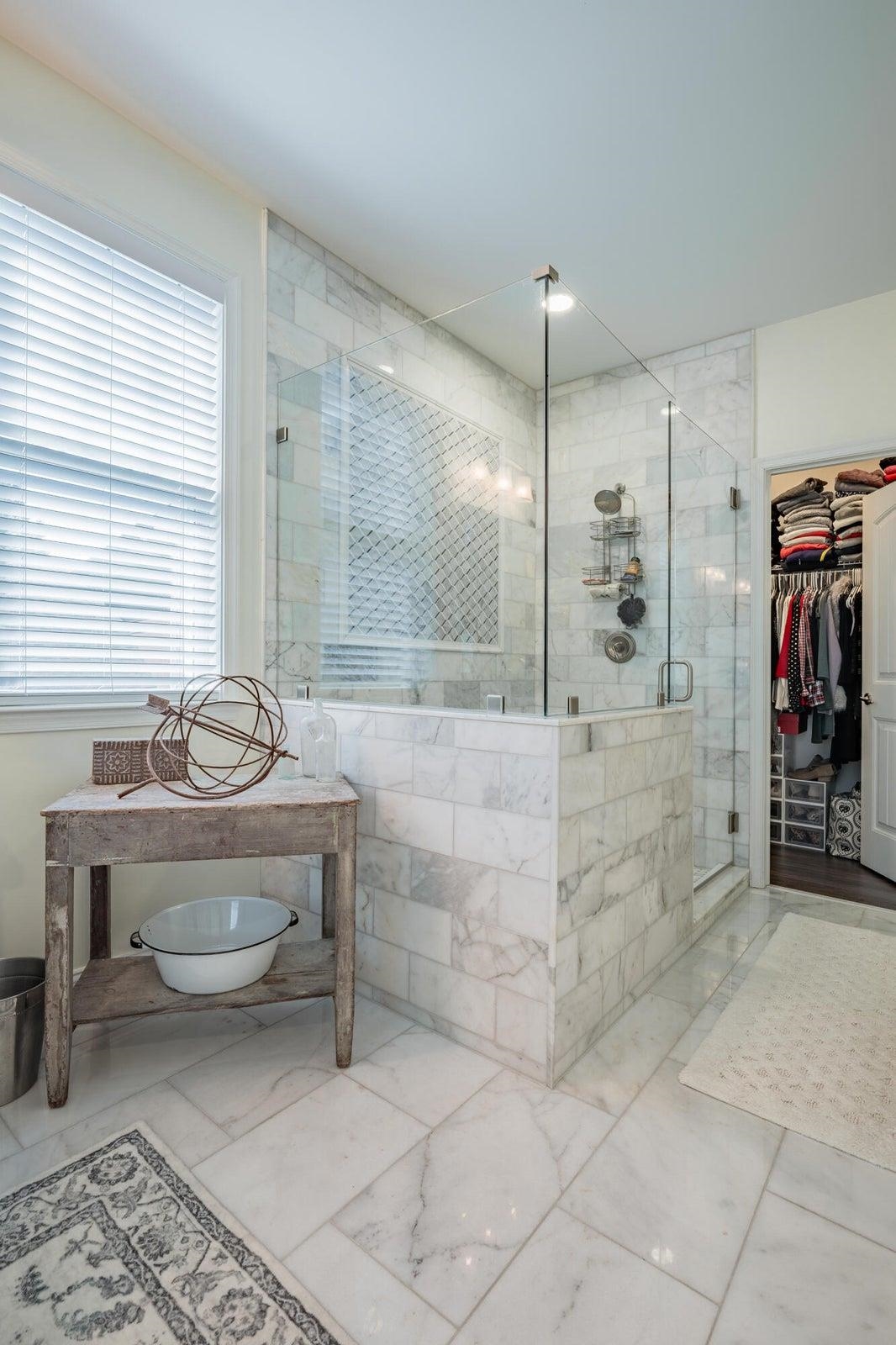 Frameless glass spa-style shower