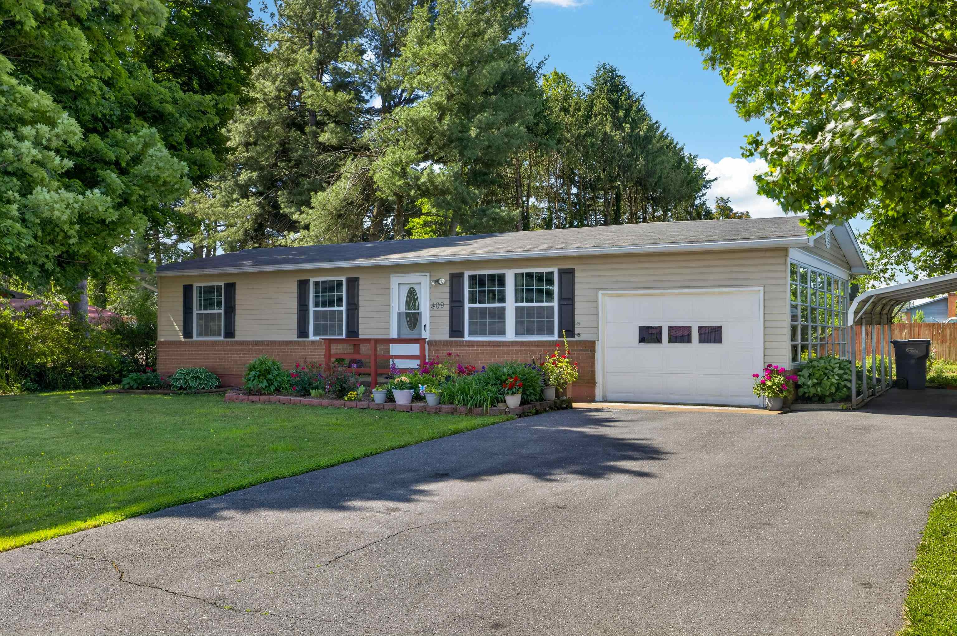 409 13TH ST, GROTTOES, Virginia 24441, 3 Bedrooms Bedrooms, ,1 BathroomBathrooms,Residential,409 13TH ST,677873 MLS # 677873
