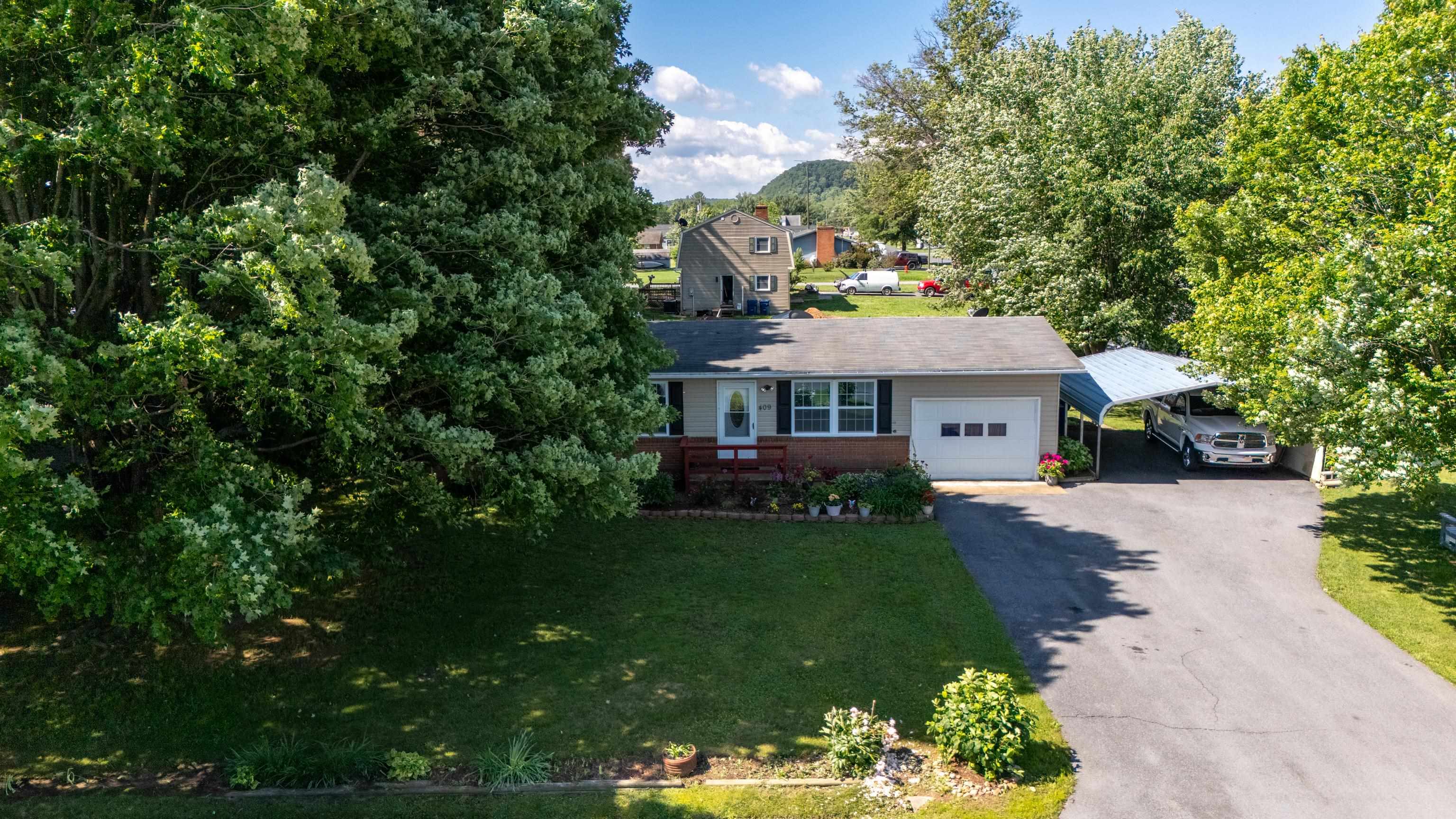 409 13TH ST, GROTTOES, Virginia 24441, 3 Bedrooms Bedrooms, ,1 BathroomBathrooms,Residential,409 13TH ST,677873 MLS # 677873