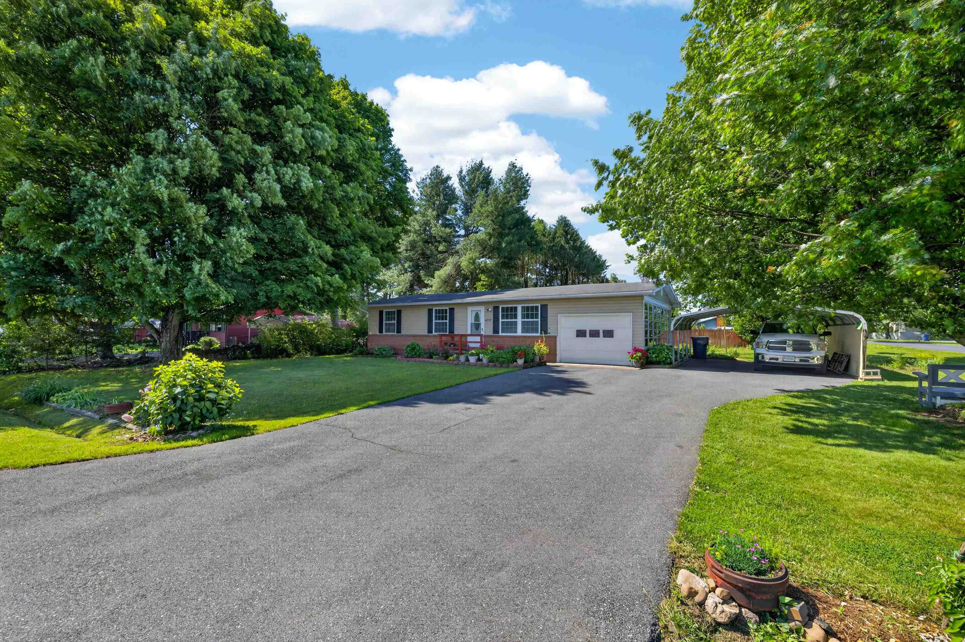 409 13TH ST, GROTTOES, Virginia 24441, 3 Bedrooms Bedrooms, ,1 BathroomBathrooms,Residential,409 13TH ST,677873 MLS # 677873