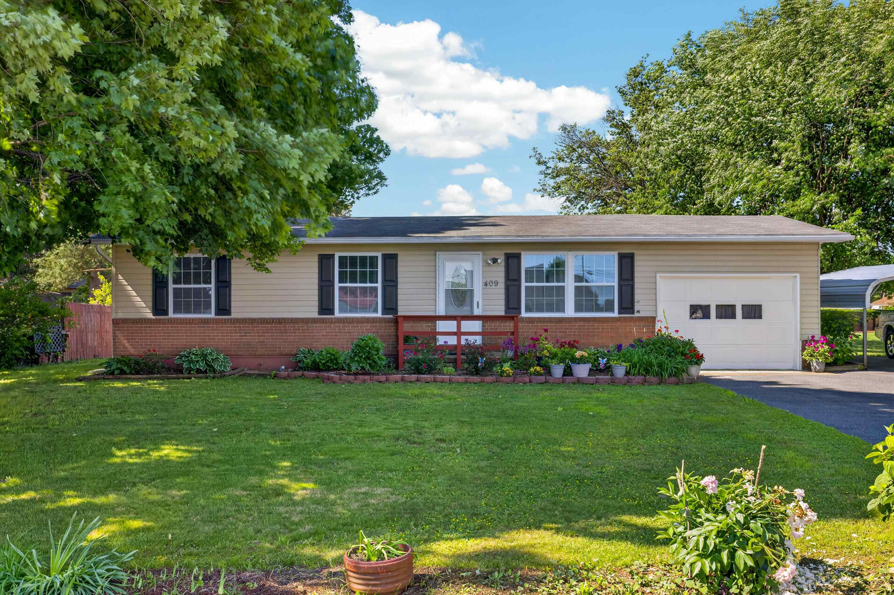 409 13TH ST, GROTTOES, Virginia 24441, 3 Bedrooms Bedrooms, ,1 BathroomBathrooms,Residential,409 13TH ST,677873 MLS # 677873