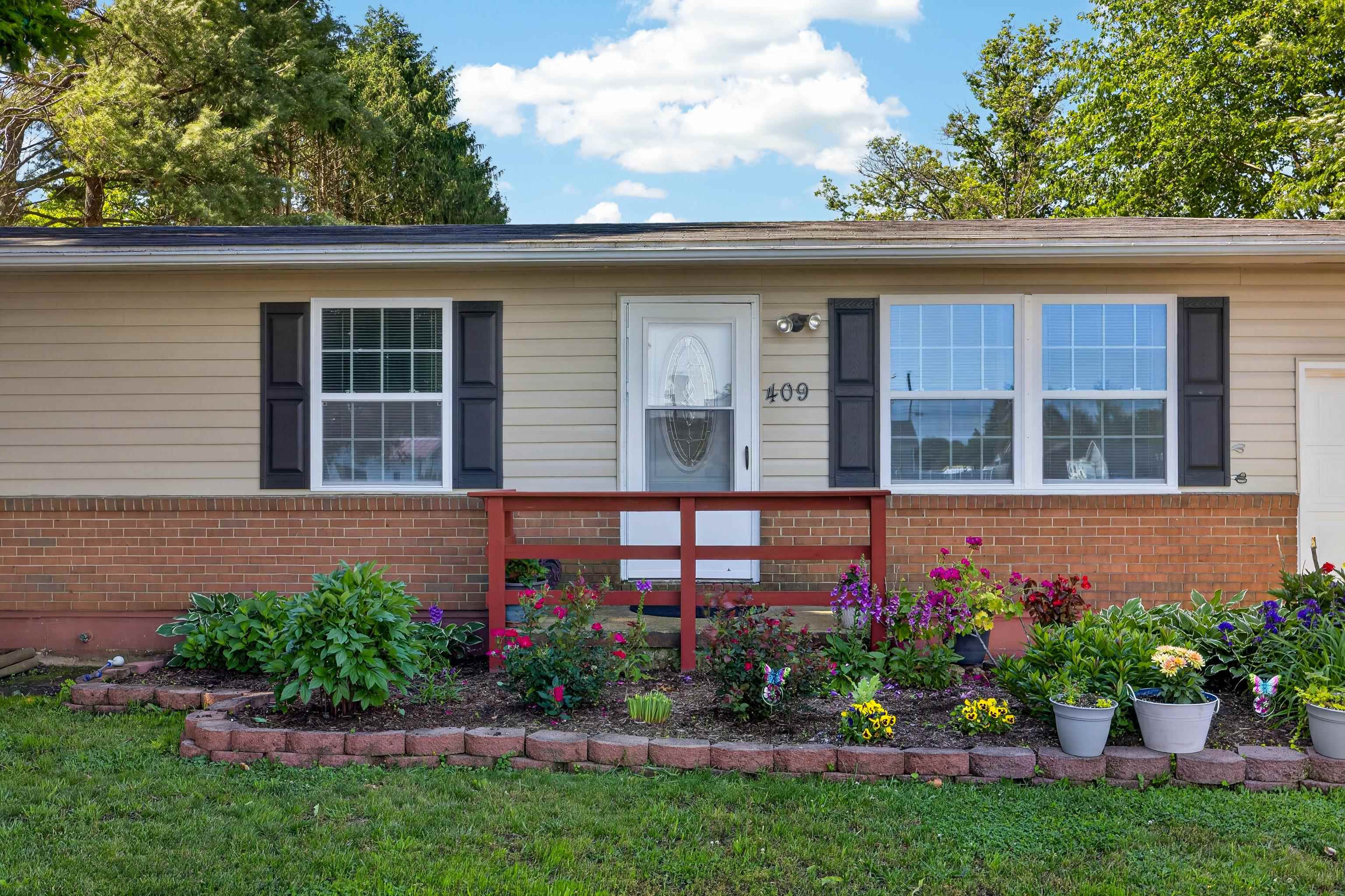 409 13TH ST, GROTTOES, Virginia 24441, 3 Bedrooms Bedrooms, ,1 BathroomBathrooms,Residential,409 13TH ST,677873 MLS # 677873