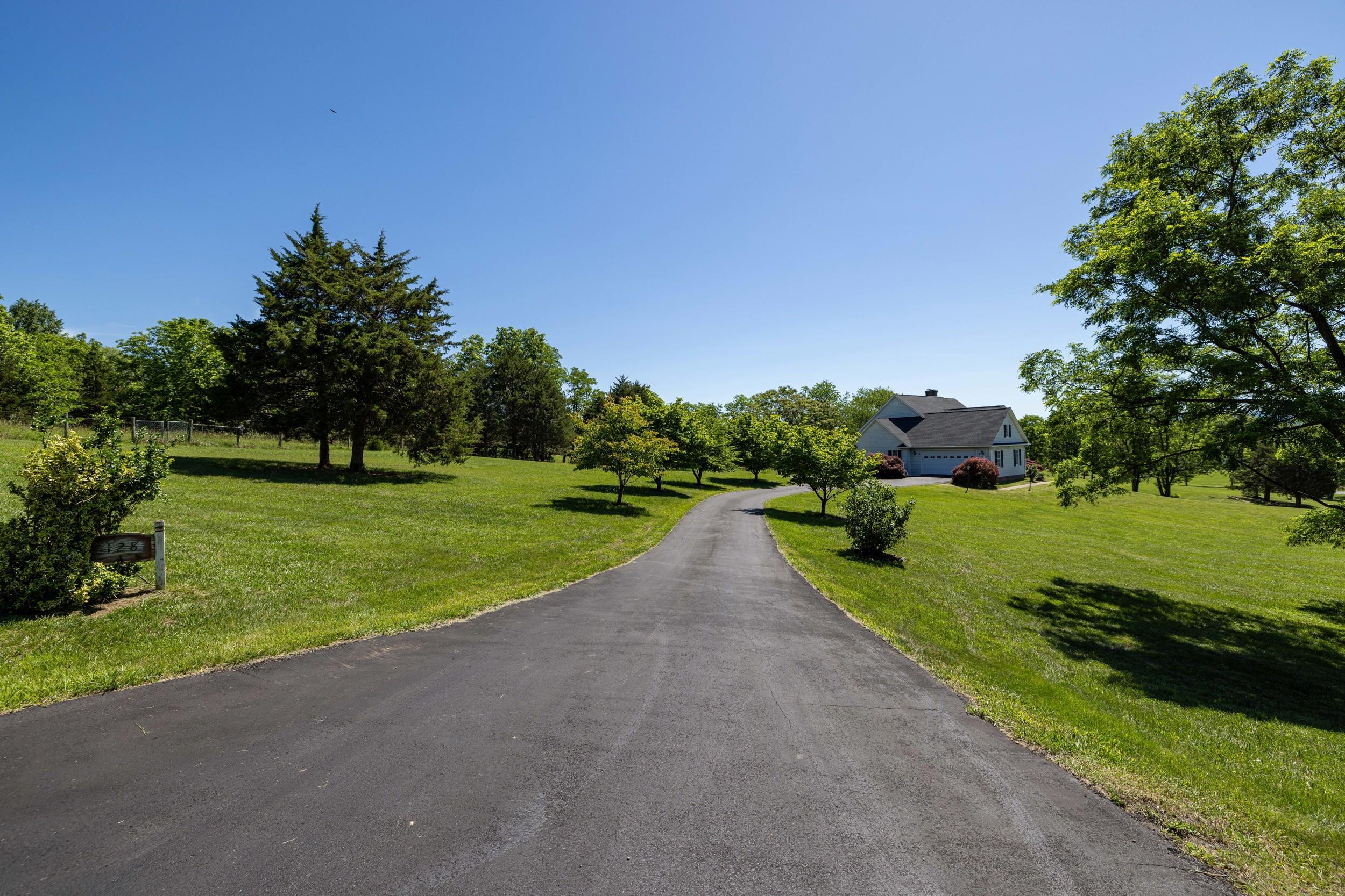 128 FAIRVIEW CIR, WOODSTOCK, Virginia 22664, 5 Bedrooms Bedrooms, ,4 BathroomsBathrooms,Residential,128 FAIRVIEW CIR,677878 MLS # 677878