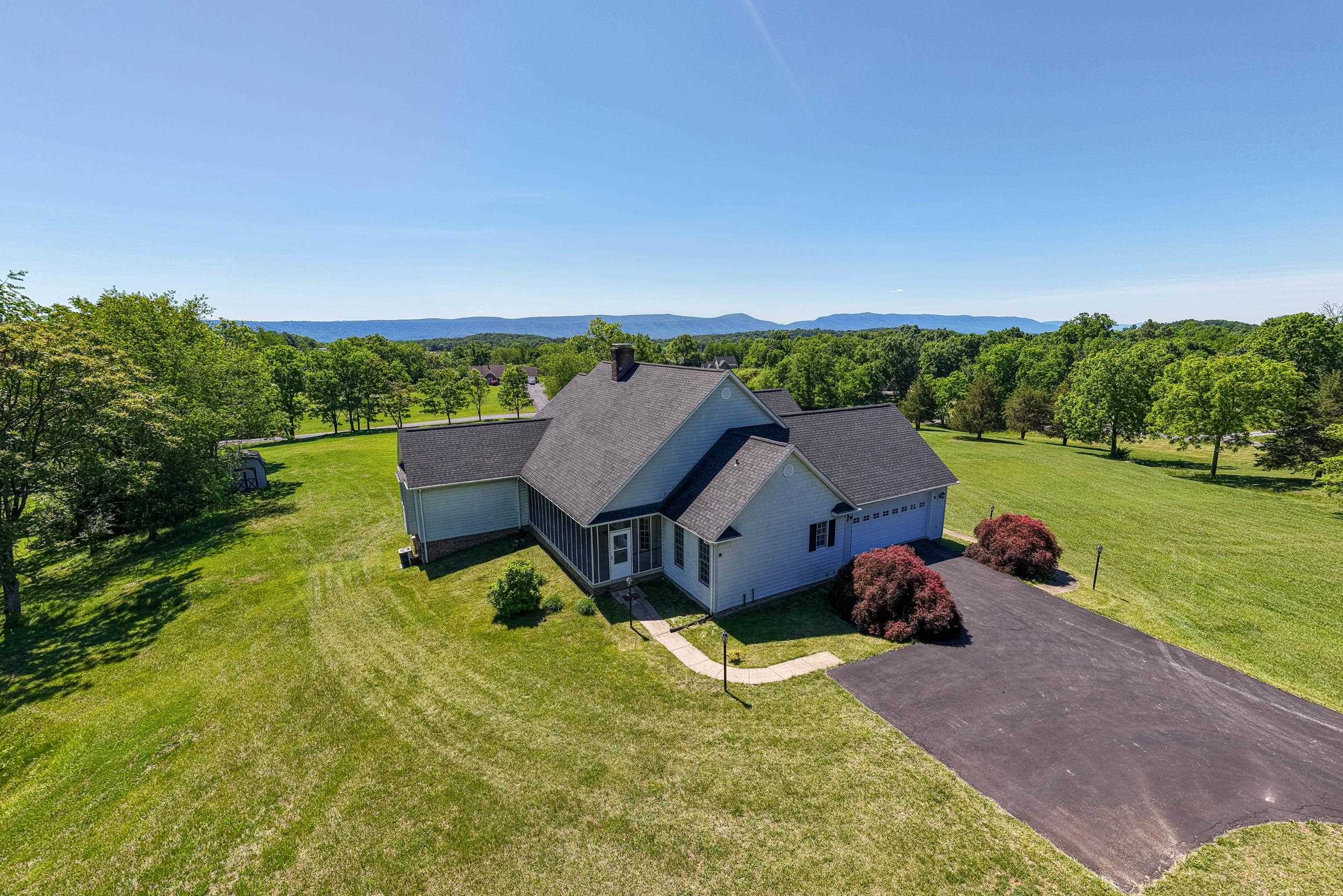 128 FAIRVIEW CIR, WOODSTOCK, Virginia 22664, 5 Bedrooms Bedrooms, ,4 BathroomsBathrooms,Residential,128 FAIRVIEW CIR,677878 MLS # 677878