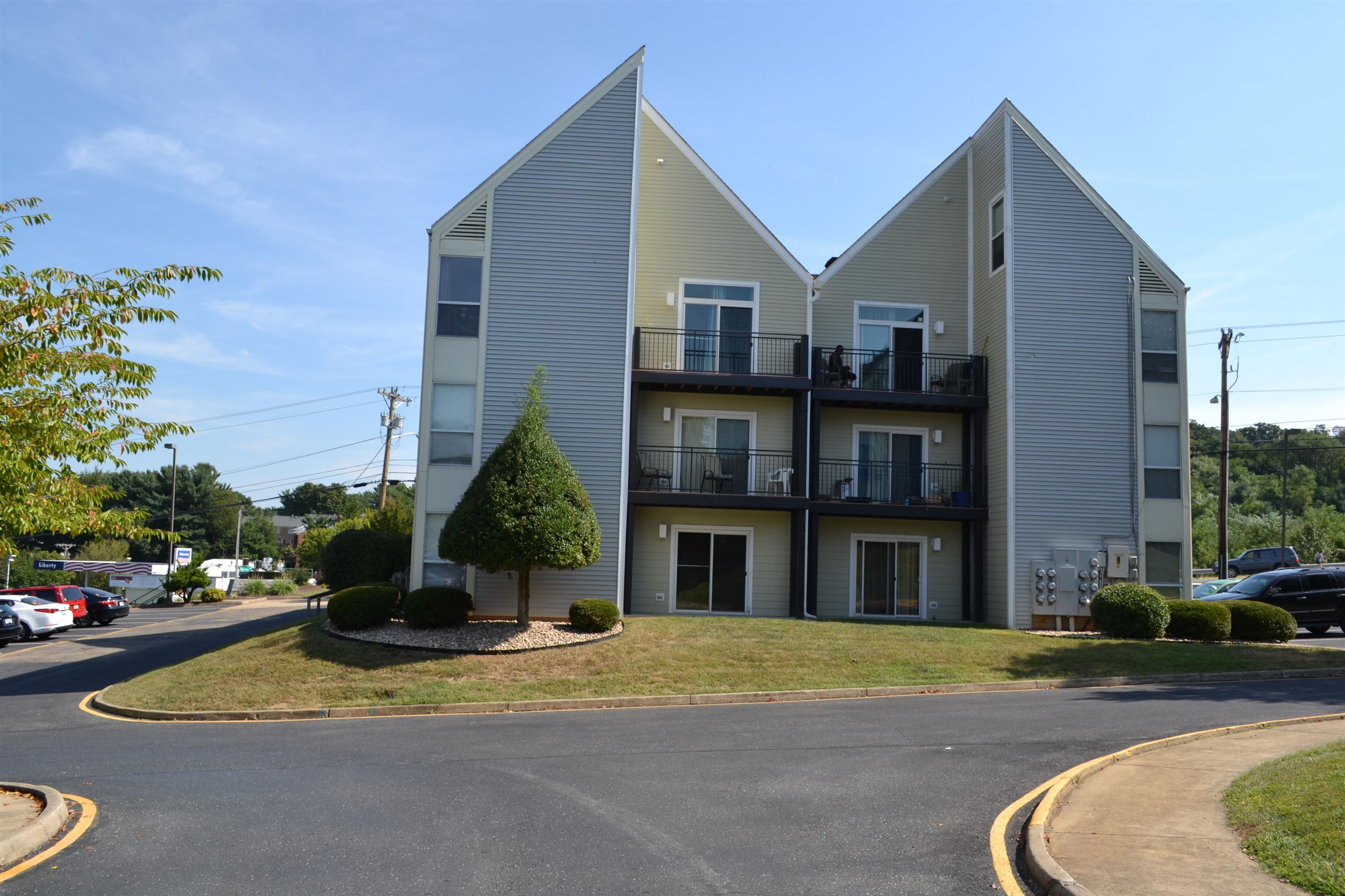 1396 HUNTERS RD, HARRISONBURG, Virginia 22801, 4 Bedrooms Bedrooms, ,2 BathroomsBathrooms,Residential,HUNTERS RIDGE CONDO,1396 HUNTERS RD,677879 MLS # 677879