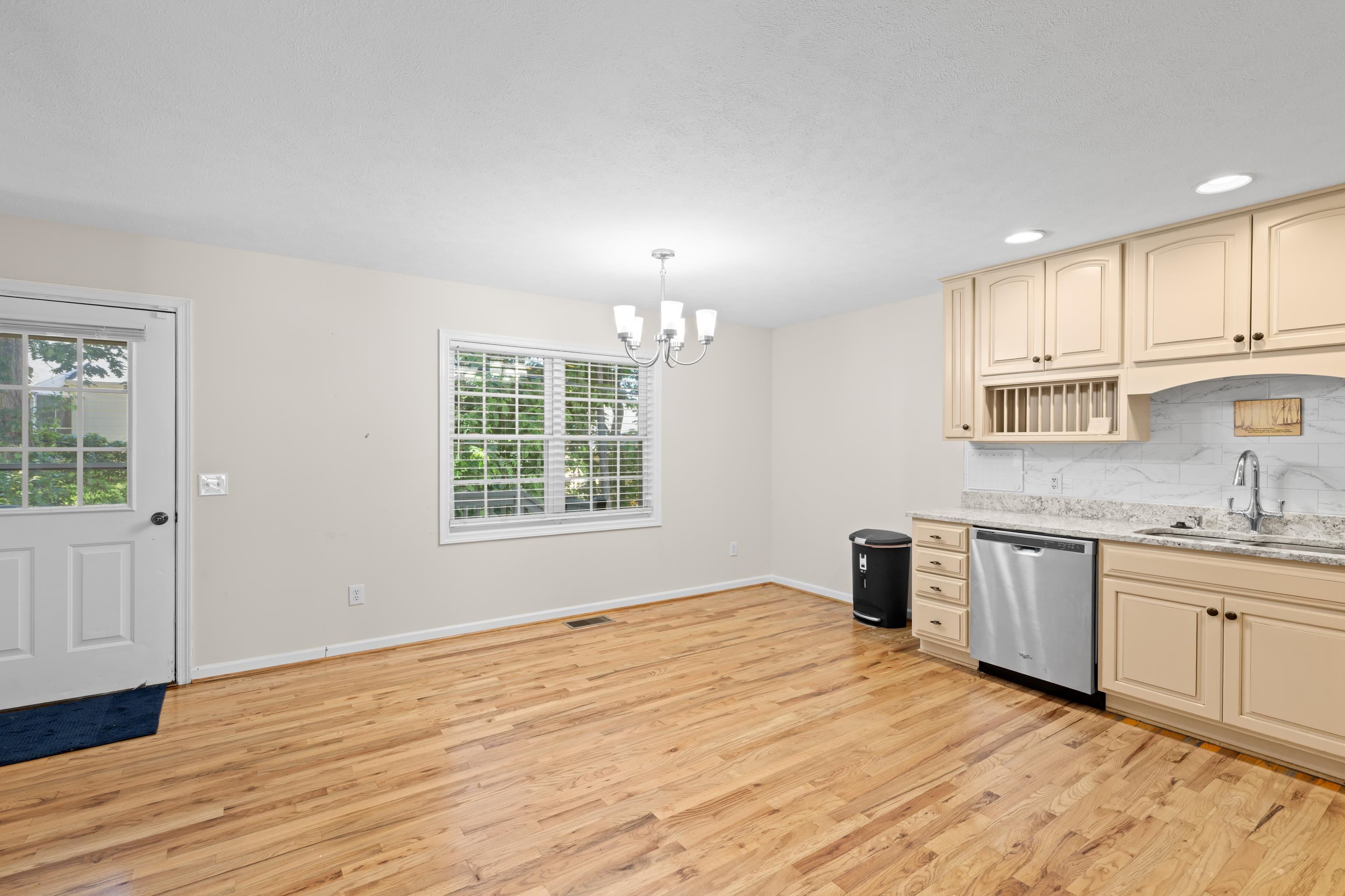122 COLLINSWOOD DR, STAUNTON, Virginia 24401, 3 Bedrooms Bedrooms, ,2 BathroomsBathrooms,Residential,122 COLLINSWOOD DR,677949 MLS # 677949