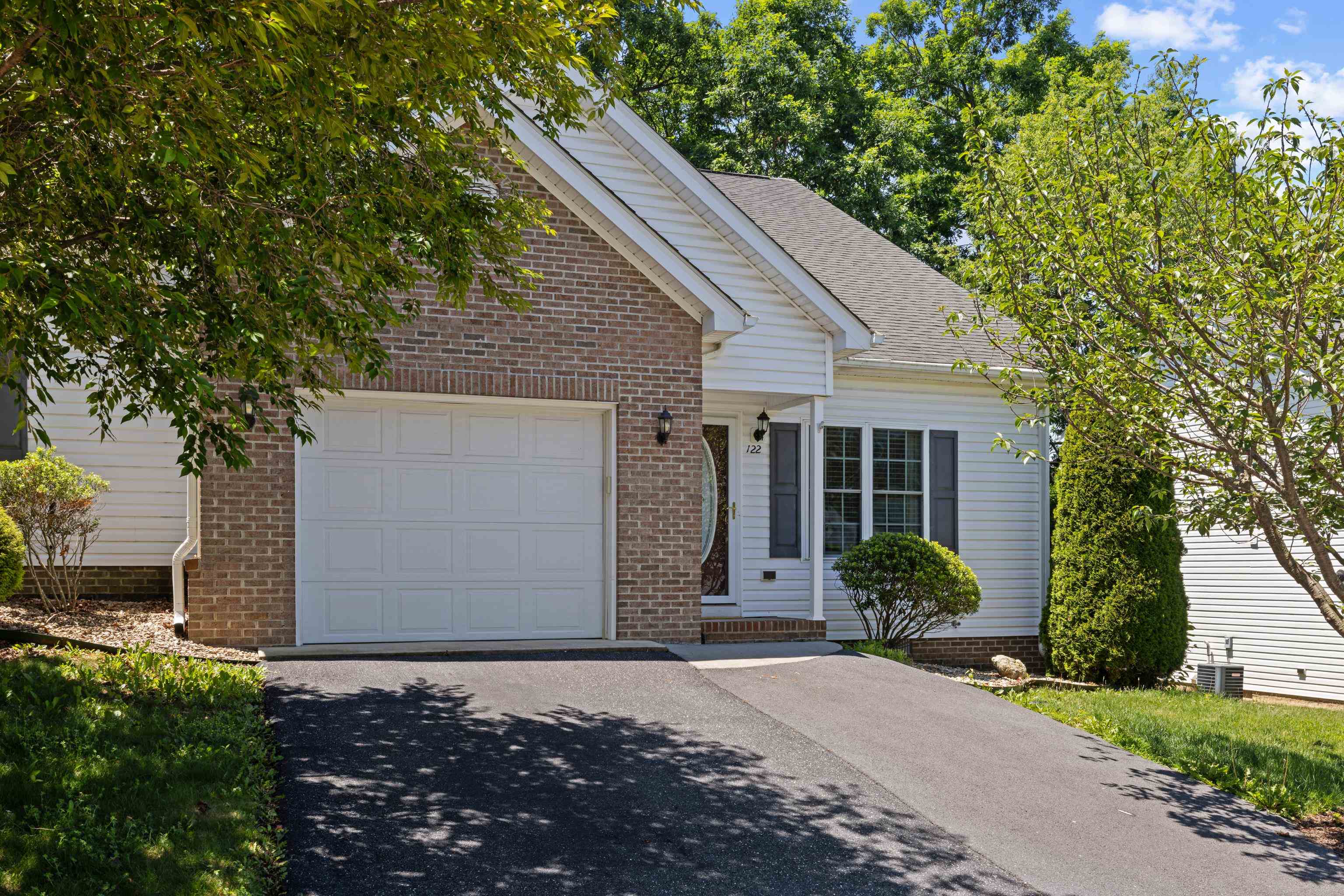 122 COLLINSWOOD DR, STAUNTON, Virginia 24401, 3 Bedrooms Bedrooms, ,2 BathroomsBathrooms,Residential,122 COLLINSWOOD DR,677949 MLS # 677949