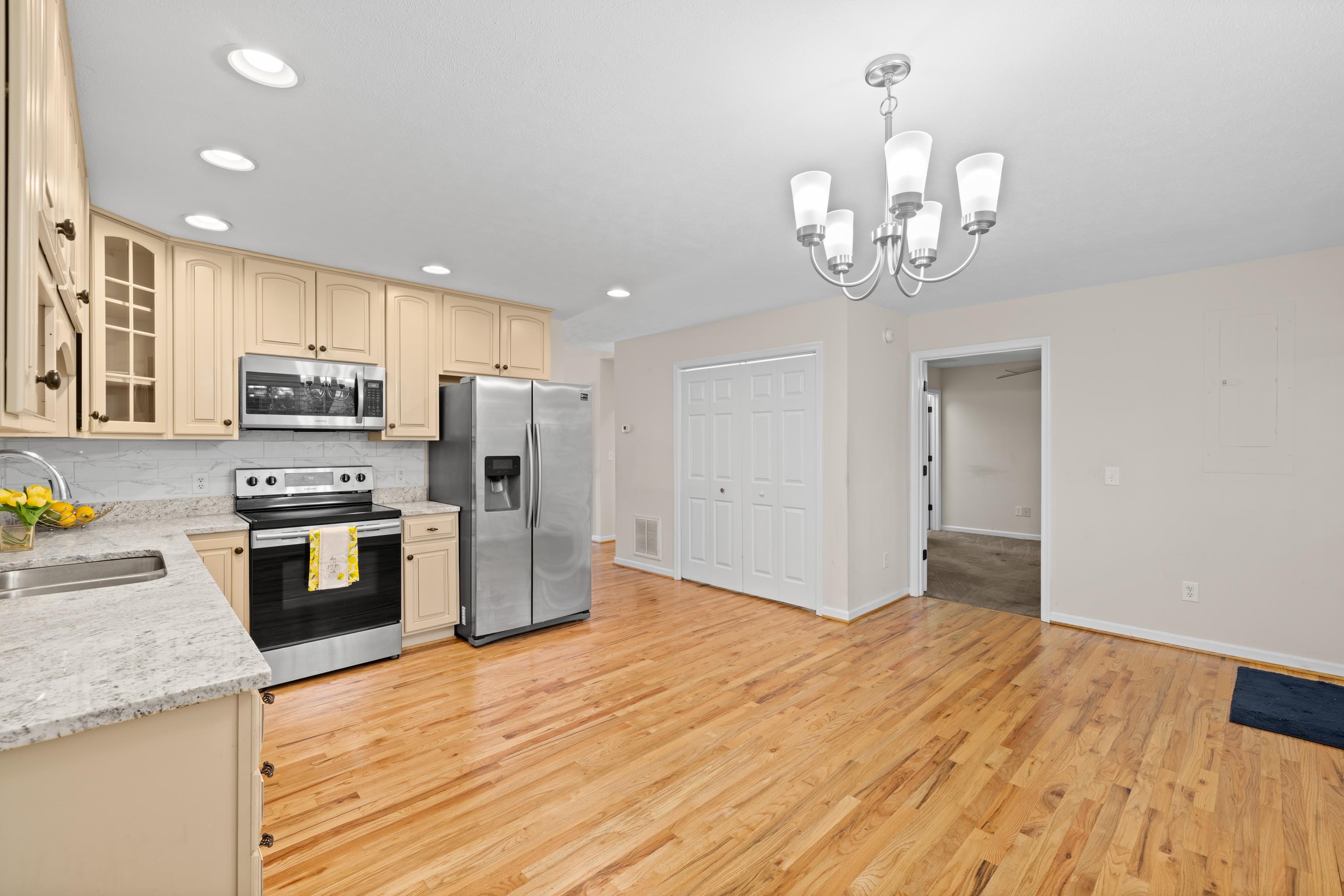 122 COLLINSWOOD DR, STAUNTON, Virginia 24401, 3 Bedrooms Bedrooms, ,2 BathroomsBathrooms,Residential,122 COLLINSWOOD DR,677949 MLS # 677949