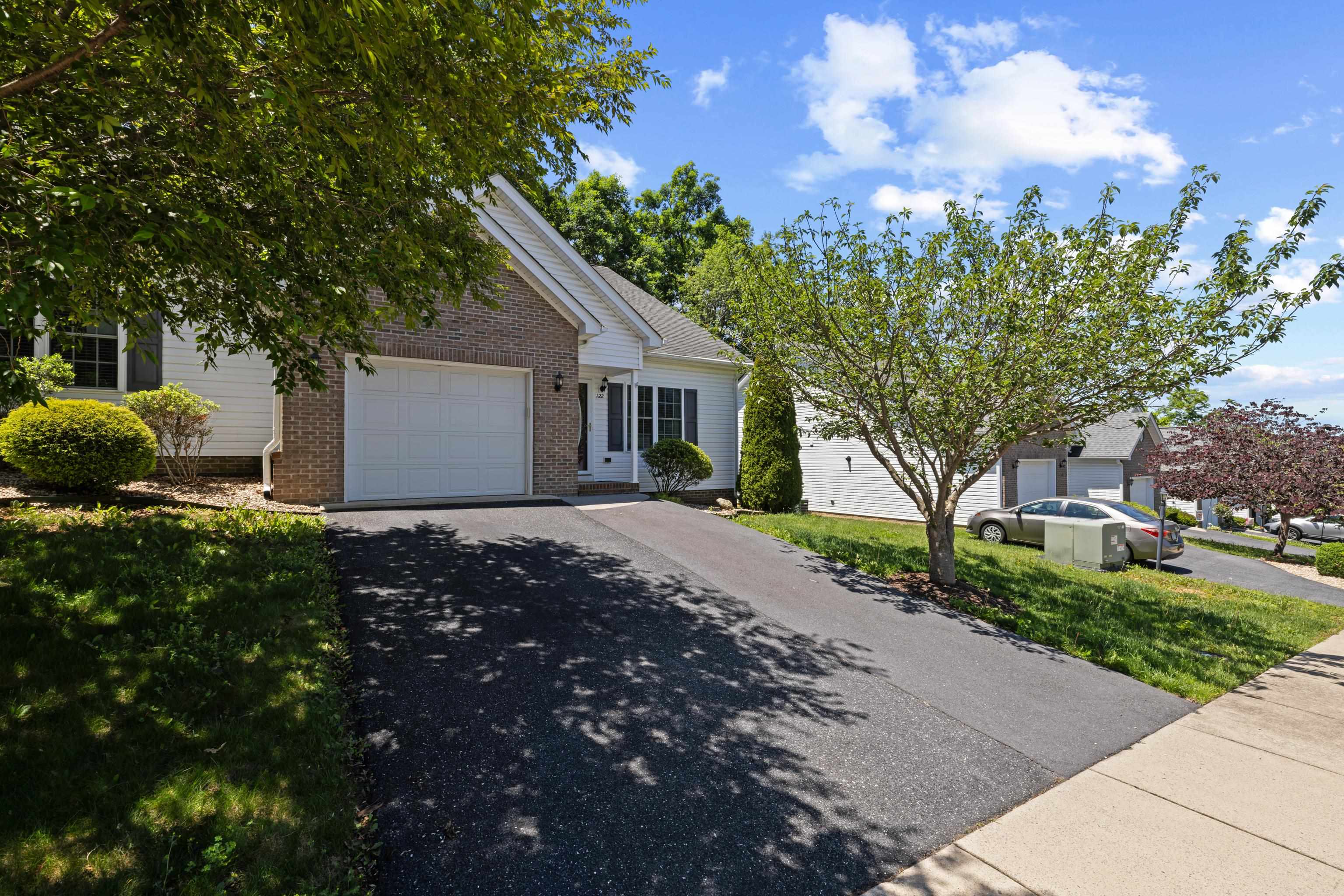 122 COLLINSWOOD DR, STAUNTON, Virginia 24401, 3 Bedrooms Bedrooms, ,2 BathroomsBathrooms,Residential,122 COLLINSWOOD DR,677949 MLS # 677949