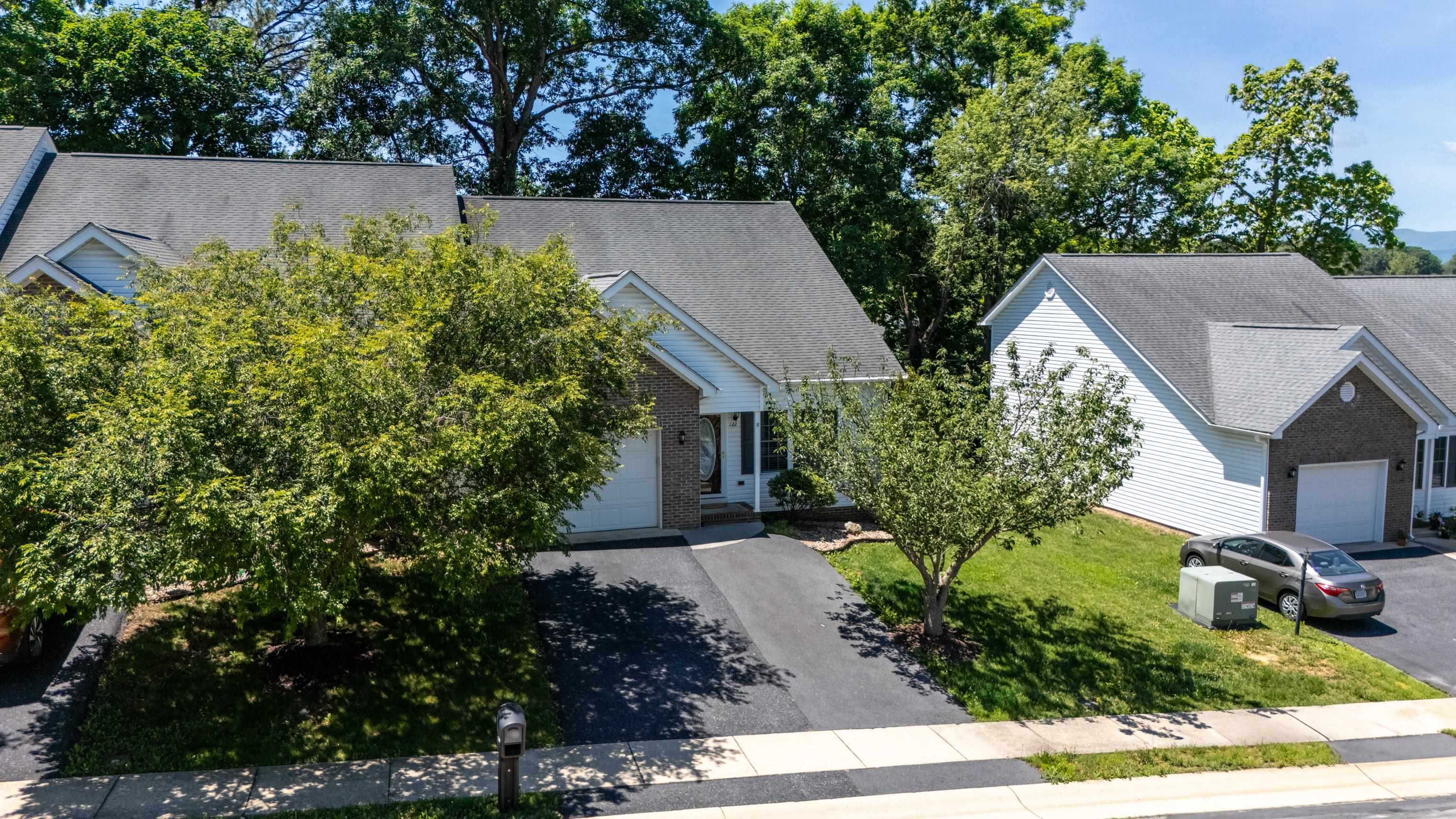 122 COLLINSWOOD DR, STAUNTON, Virginia 24401, 3 Bedrooms Bedrooms, ,2 BathroomsBathrooms,Residential,122 COLLINSWOOD DR,677949 MLS # 677949