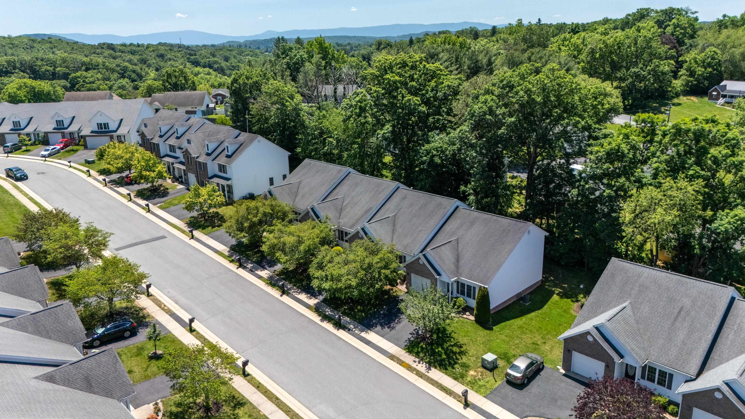 122 COLLINSWOOD DR, STAUNTON, Virginia 24401, 3 Bedrooms Bedrooms, ,2 BathroomsBathrooms,Residential,122 COLLINSWOOD DR,677949 MLS # 677949
