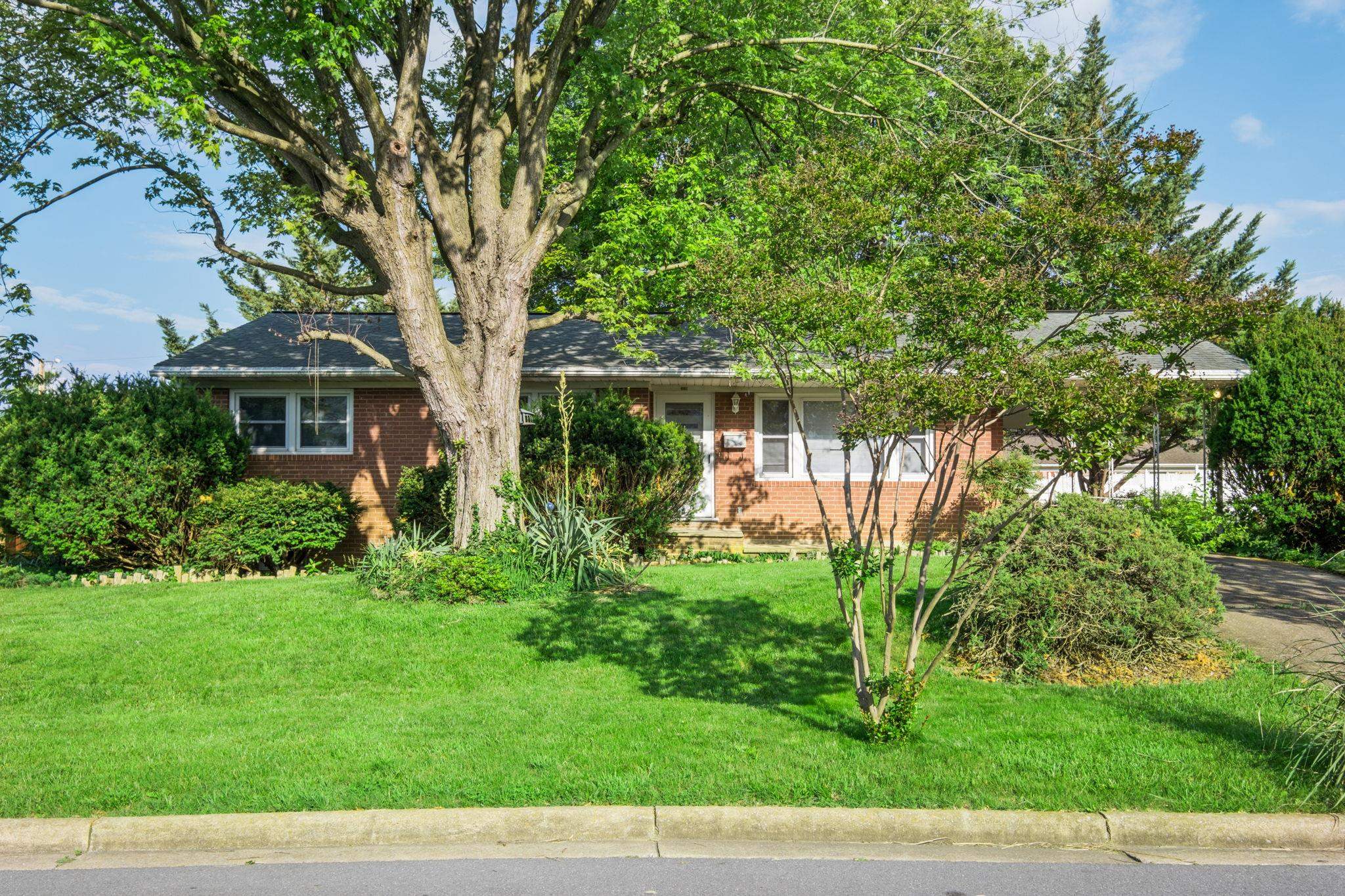 219 N DOGWOOD DR, HARRISONBURG, Virginia 22802, 3 Bedrooms Bedrooms, ,1 BathroomBathrooms,Residential,219 N DOGWOOD DR,677955 MLS # 677955