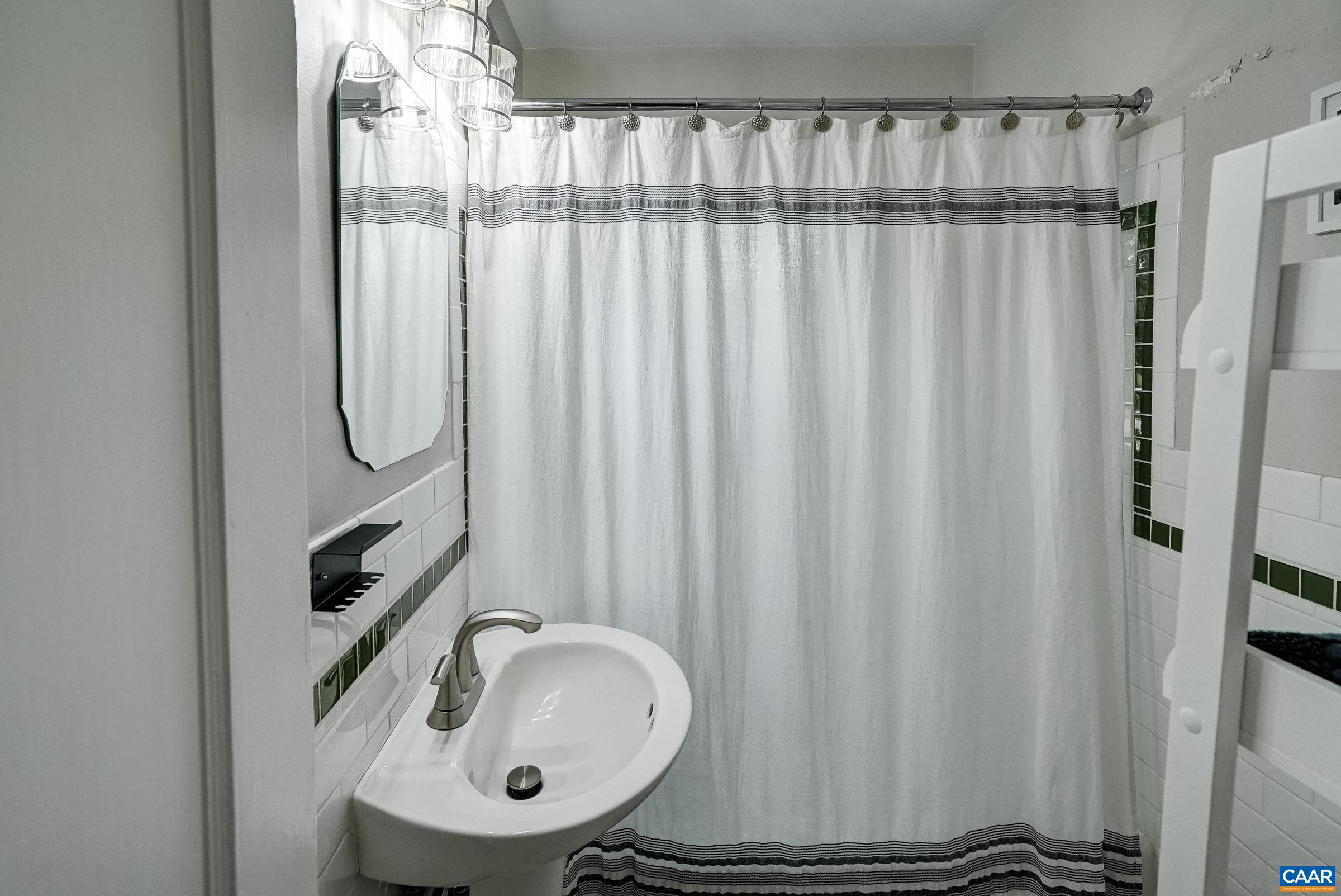 Full bathroom with beautiful tile details.