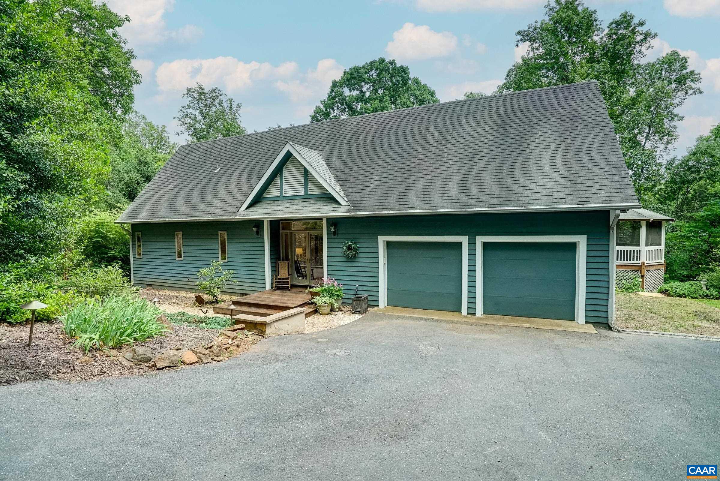 Live the Mountain Life in this beautiful main-level living retreat in Stoney Creek!