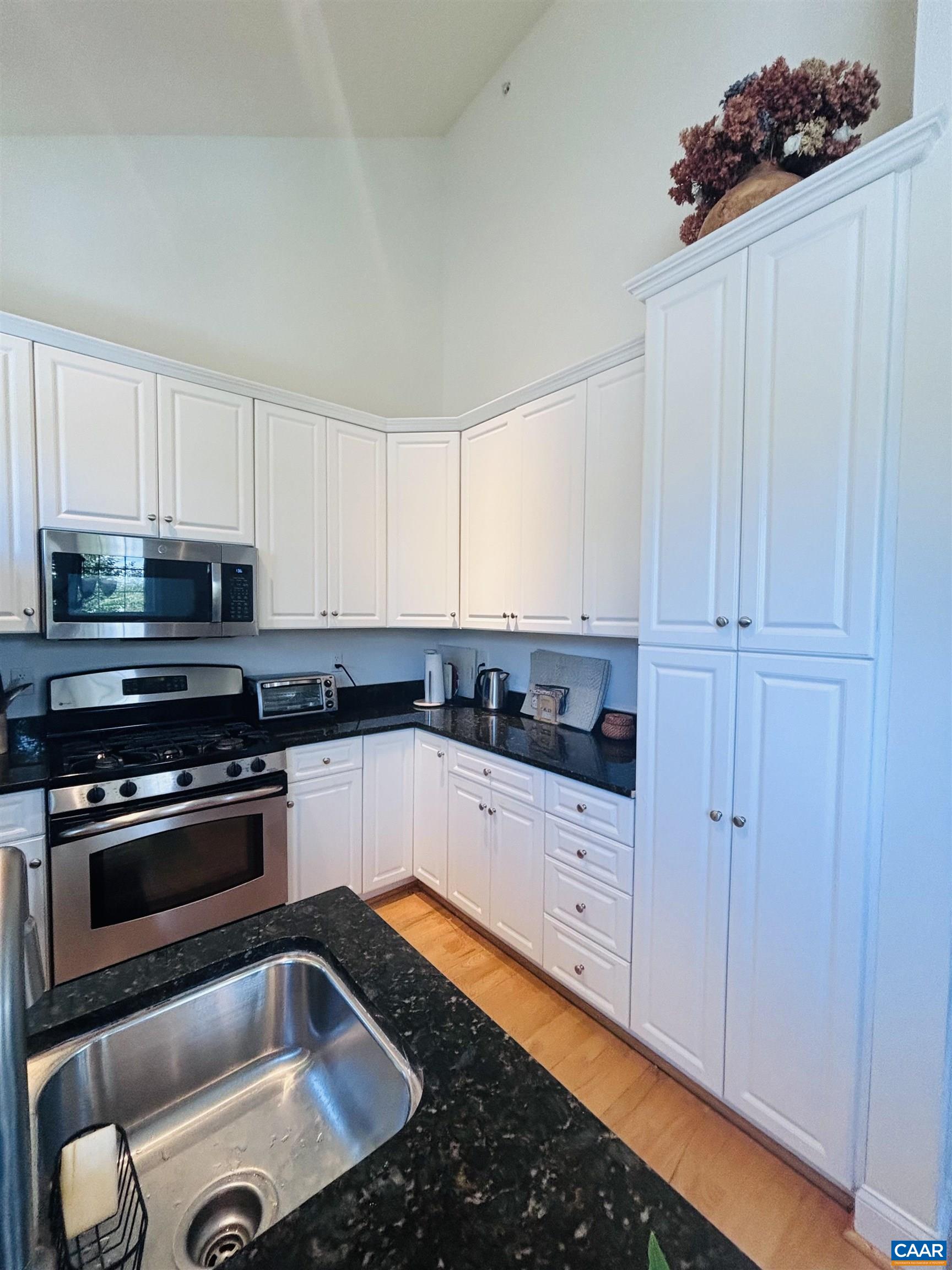 949 GLENWOOD STATION LN, CHARLOTTESVILLE, Virginia 22901, 3 Bedrooms Bedrooms, ,3 BathroomsBathrooms,Residential,949 GLENWOOD STATION LN,677972 MLS # 677972